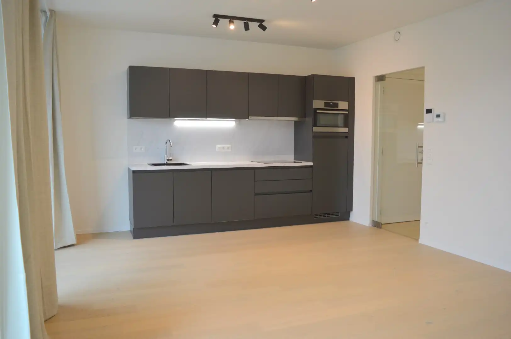 Recent appartement te koop in Kortrijk met frontaal zicht op de Leie foto 3