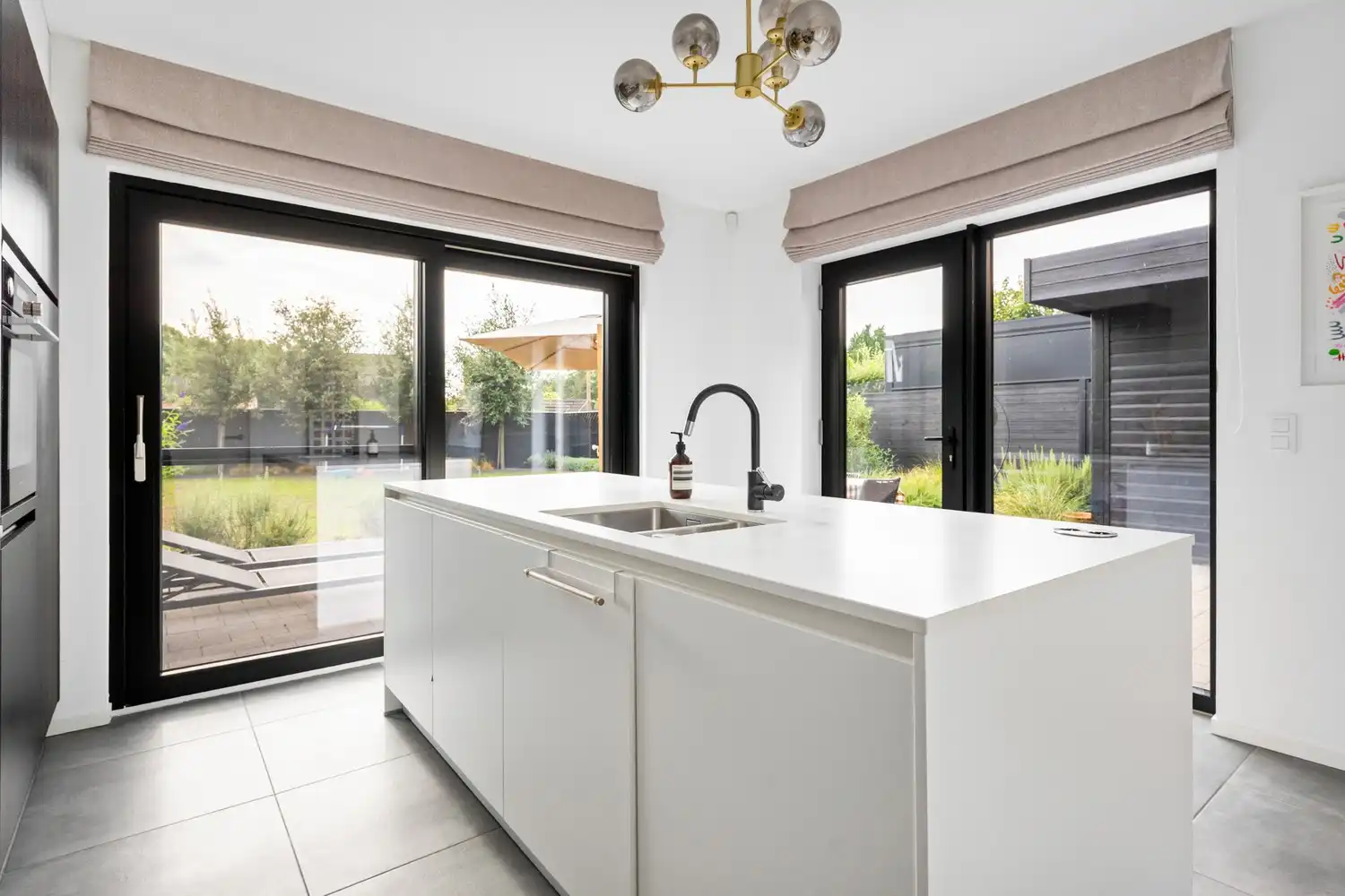 Half open bebouwing in een rustige wijk met 4 à 5 slaapkamers! foto 10