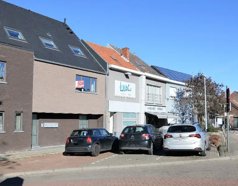 Recent (2021) duplex appartement voorzien van twee slaapkamers, ruim terras en staanplaats centrum Zemst. foto {{pictureIndex}}