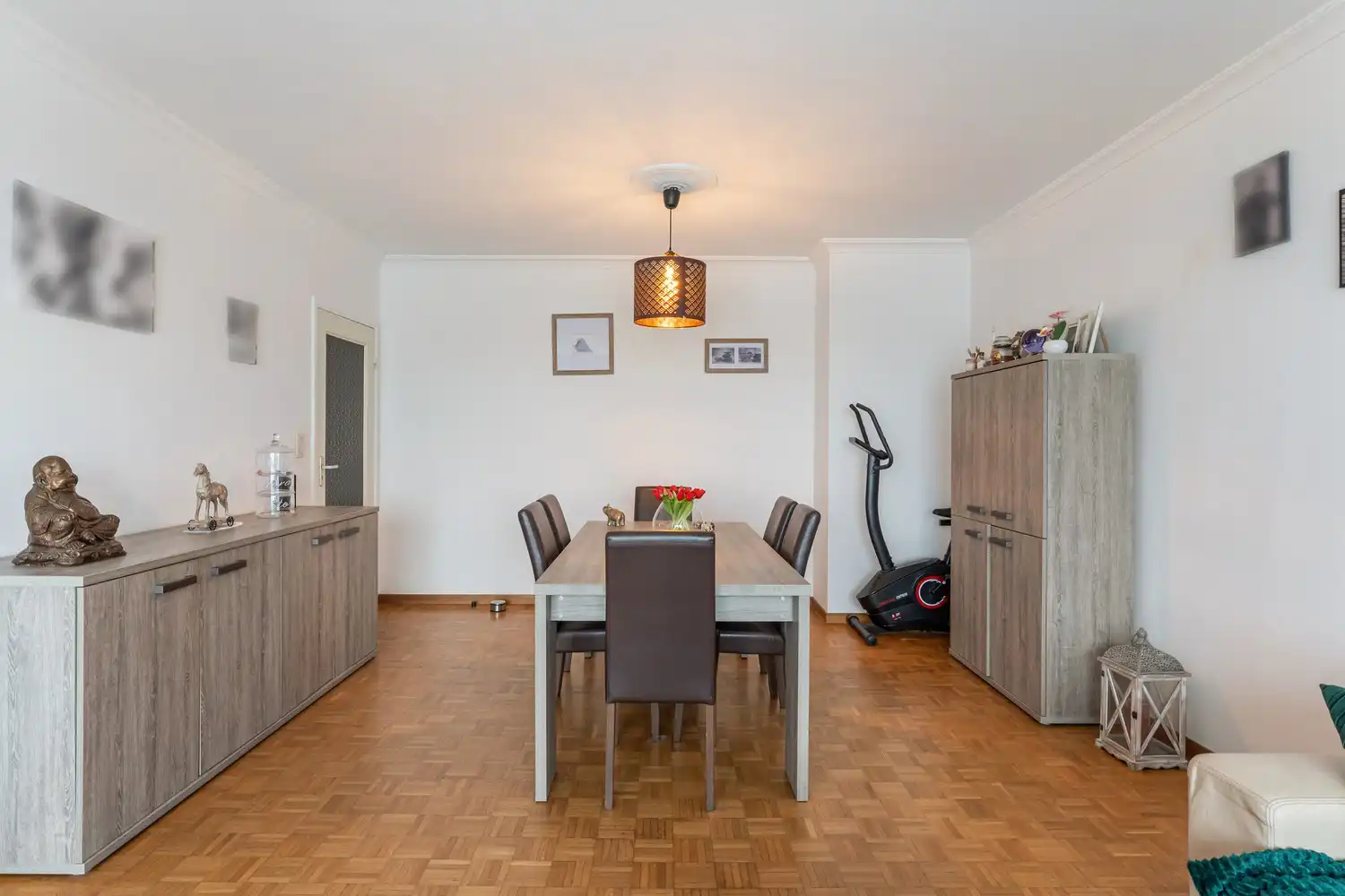 Centraal gelegen appartement met 2 slaapkamers, kelder en een autostaanplaats foto 3