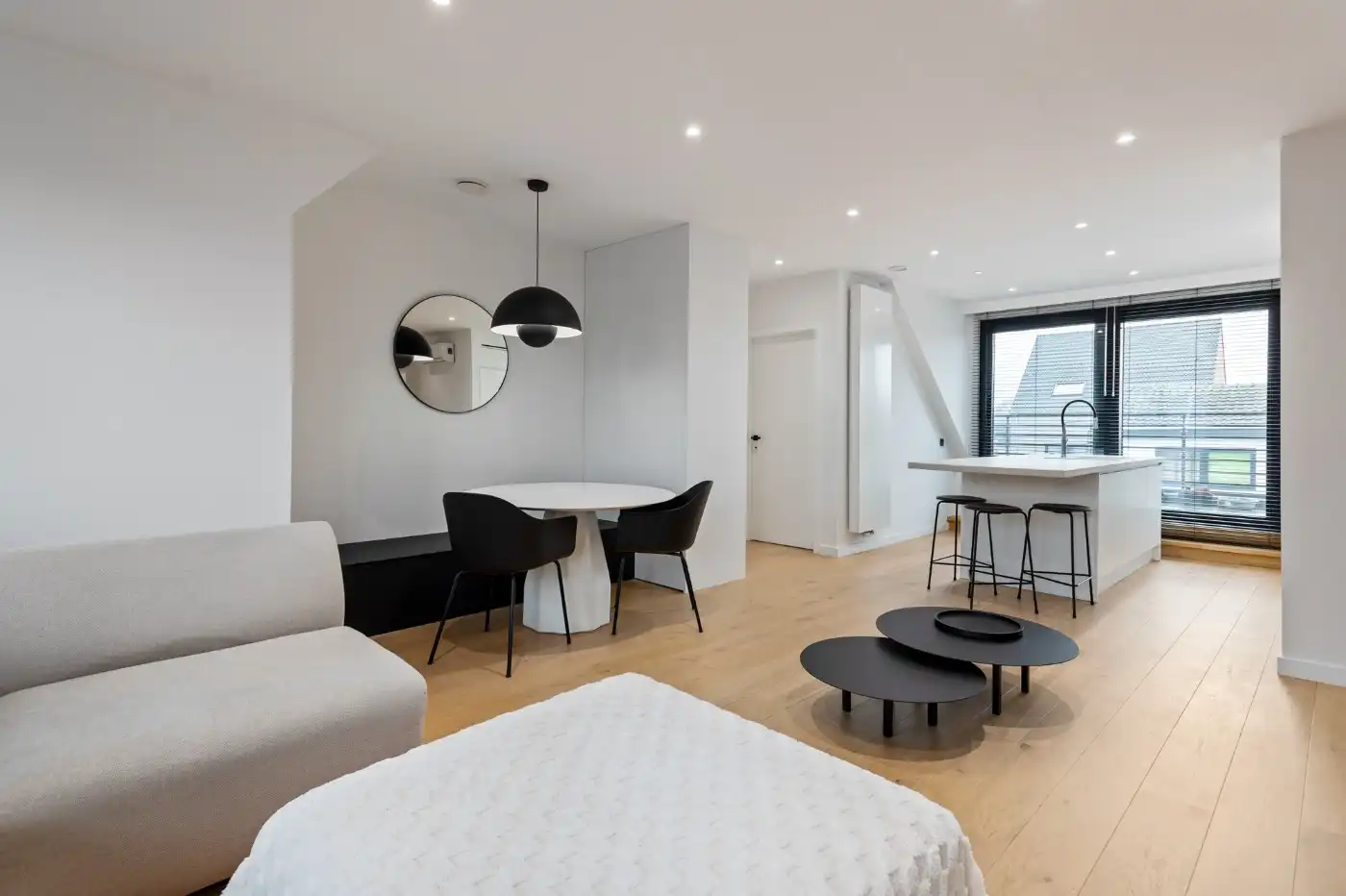 Stijlvol app. op 2e verd. met 2 slpk., groot terras en autostaanplaats foto 5