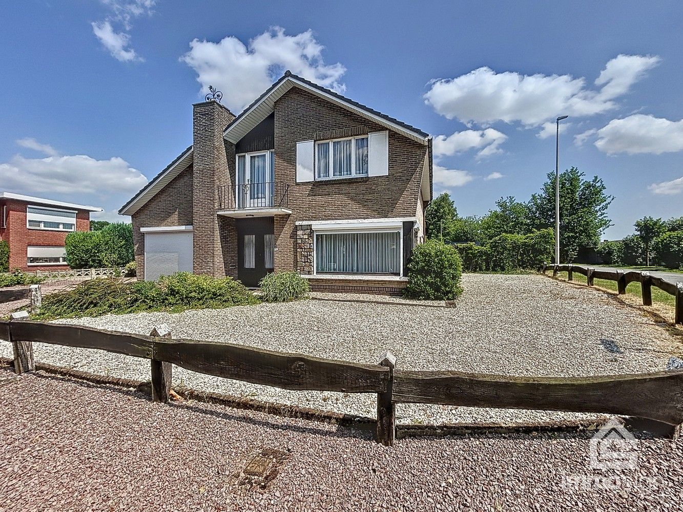 Hoofdfoto van de publicatie: Charmante gezinswoning met potentieel op ruim hoekperceel in hartje Eksel