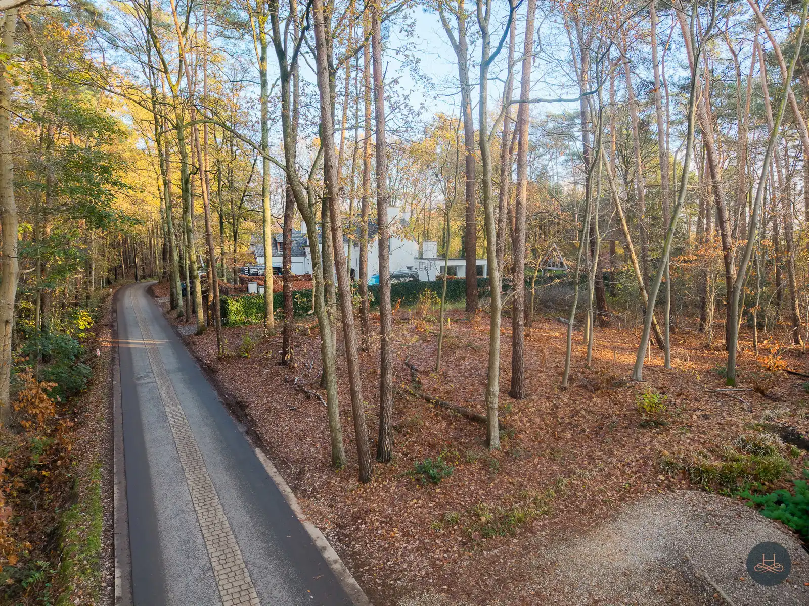 Villagrond in het groen met zuid-westelijke oriëntatie foto {{pictureIndex}}