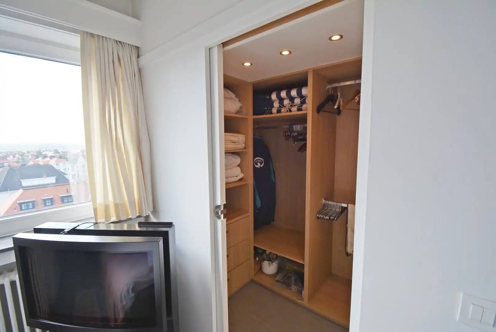 Zonnig, gerenoveerd hoekappartement met prachtig zeezicht foto 19