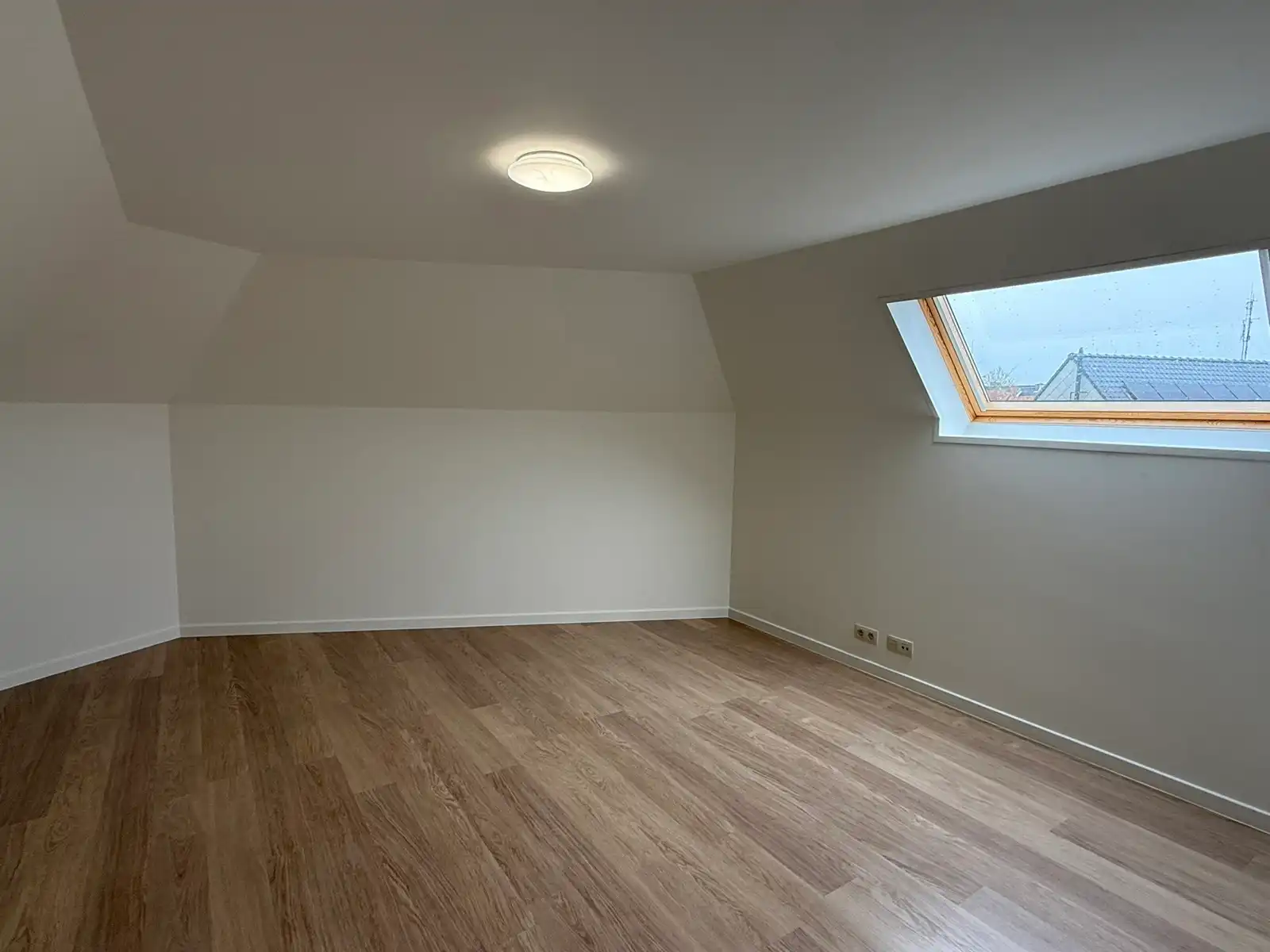 Volledig gerenoveerd, instapklaar duplex appartement met terras in het centrum van Tielt.  foto 12