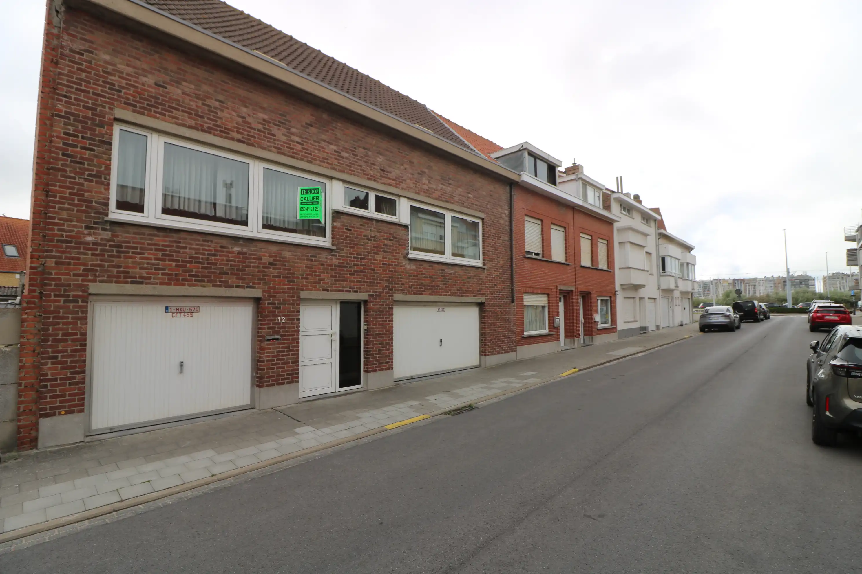 Hoofdfoto van de publicatie:  Zeer ruime woning met 5 slaapkamers, garages (8 wagens) en werkplaats.