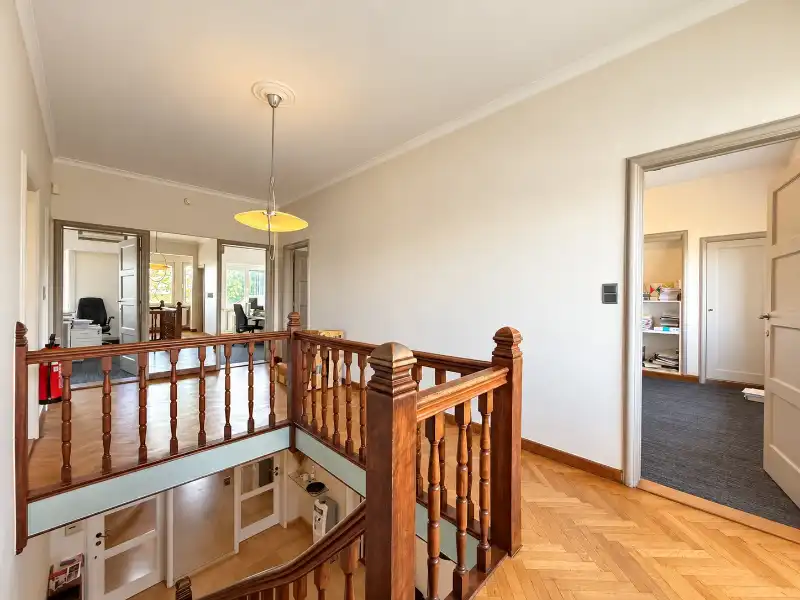 Klassevolle villa met royale ruimtes en mooie tuin in een residentiële buurt foto 16