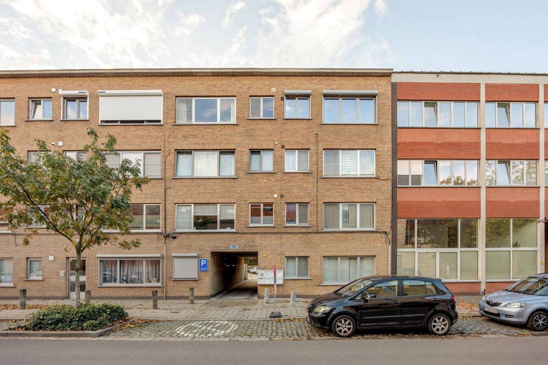 Een appartement op de tweede verdieping links met terras, autostaanplaats en garage. foto {{pictureIndex}}