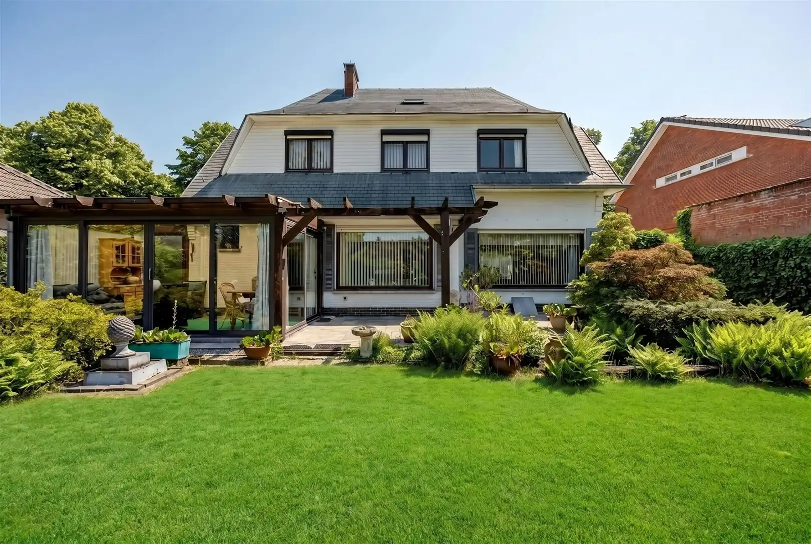 Hoofdfoto van de publicatie: Karaktervolle villa op prachtig perceel van 1.063 m² in residentieel Schoten