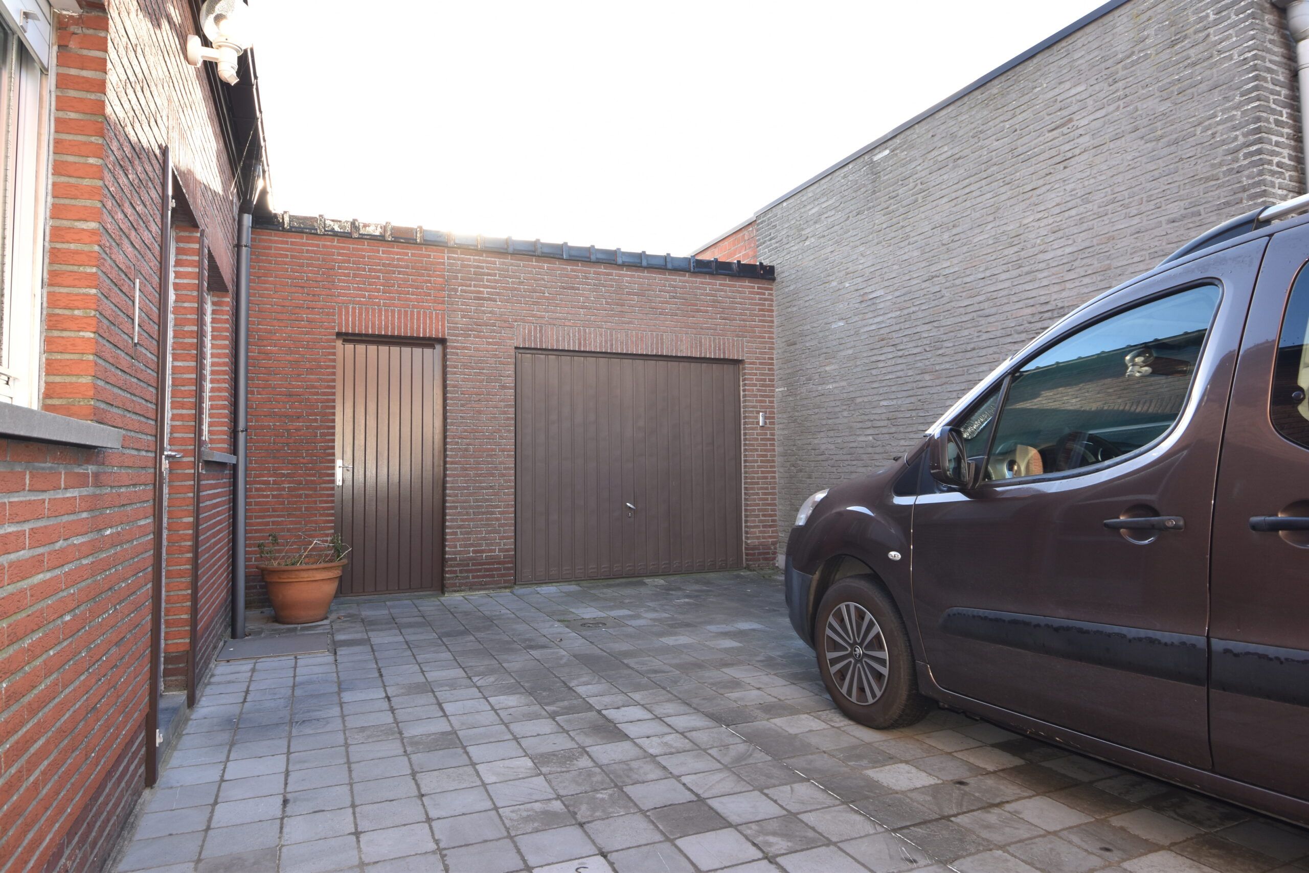 Halfopen bebouwing met 3 slaapkamers en garage. foto 18