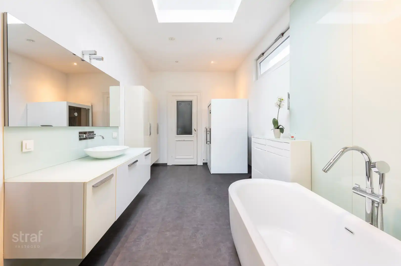Klassevol Herenhuis met 6 slaapkamers met grote zonnige tuin foto 18