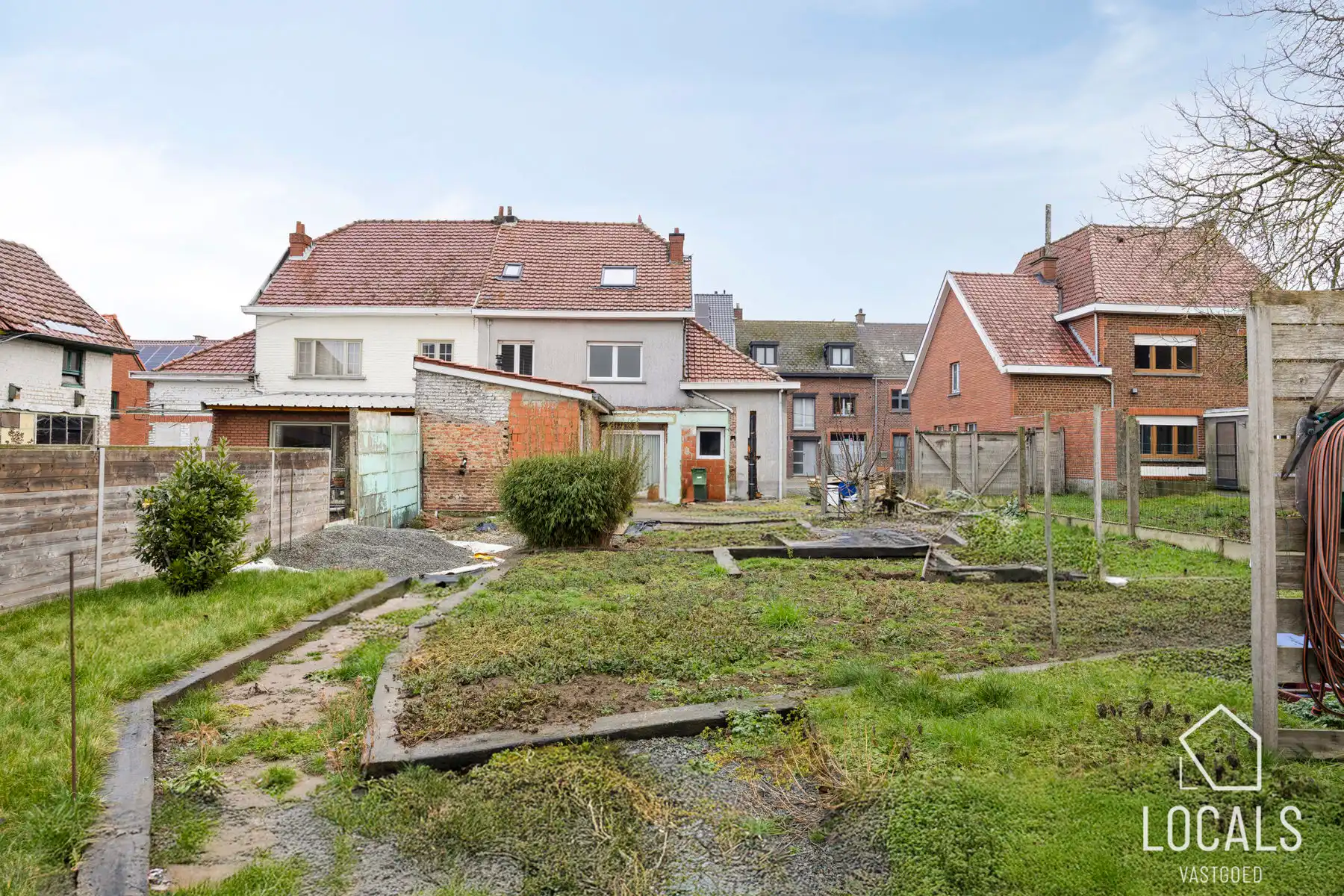 Instapklare woning met 5 slaapk., 3 badkamers en tuin foto 2