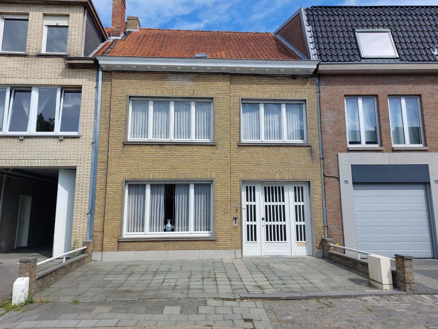 Ruime woning met garage en tuin foto {{pictureIndex}}