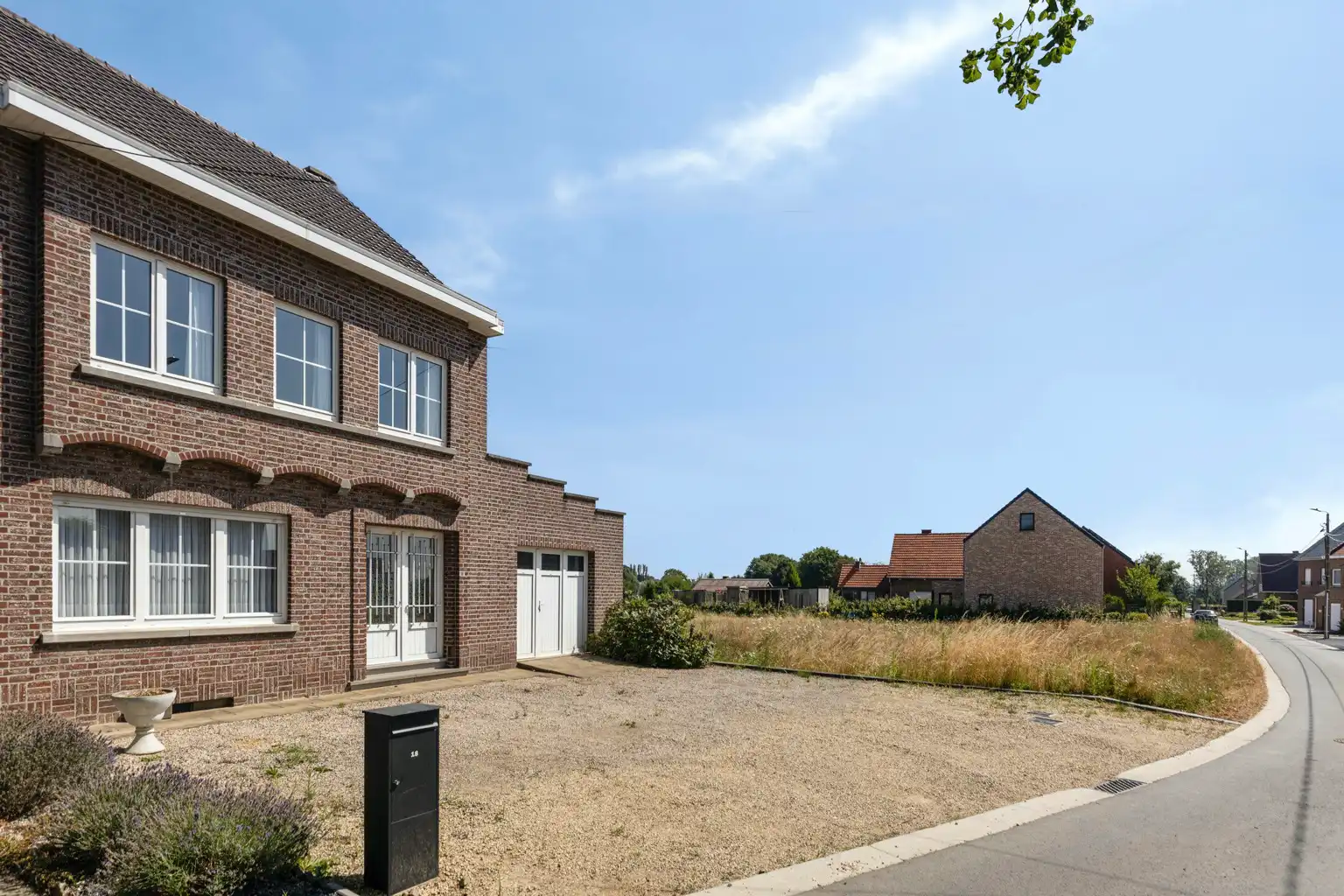 WONING MET TUIN IN DOODLOPENDE STRAAT foto {{pictureIndex}}