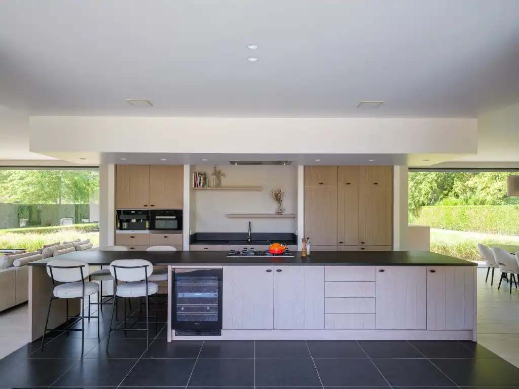 Imposante villa (BJ 2015) met onder meer een buitenzwembad en een sfeervol ingericht bijgebouw met sauna foto 9