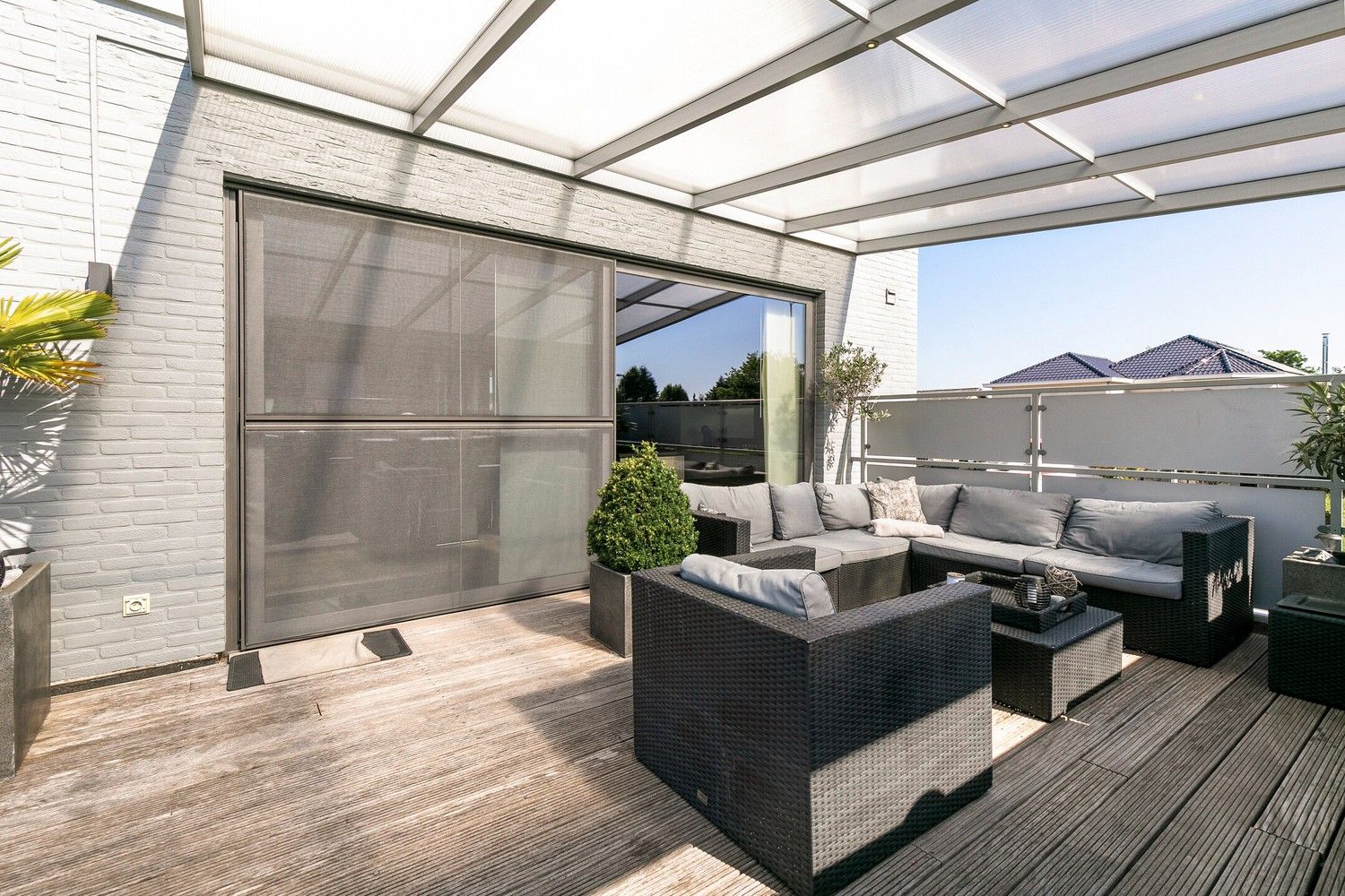 Handelsruimte met luxe duplex-appartement en verhuurde loodsen op het industrieterrein in Lanaken foto 45