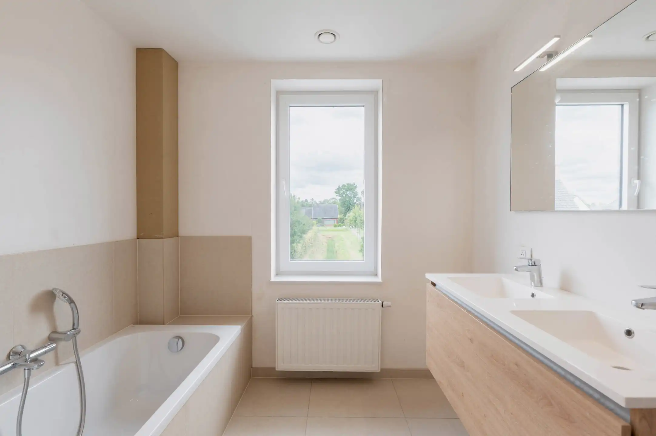 Halfopen moderne woning met zonnige tuin foto 18