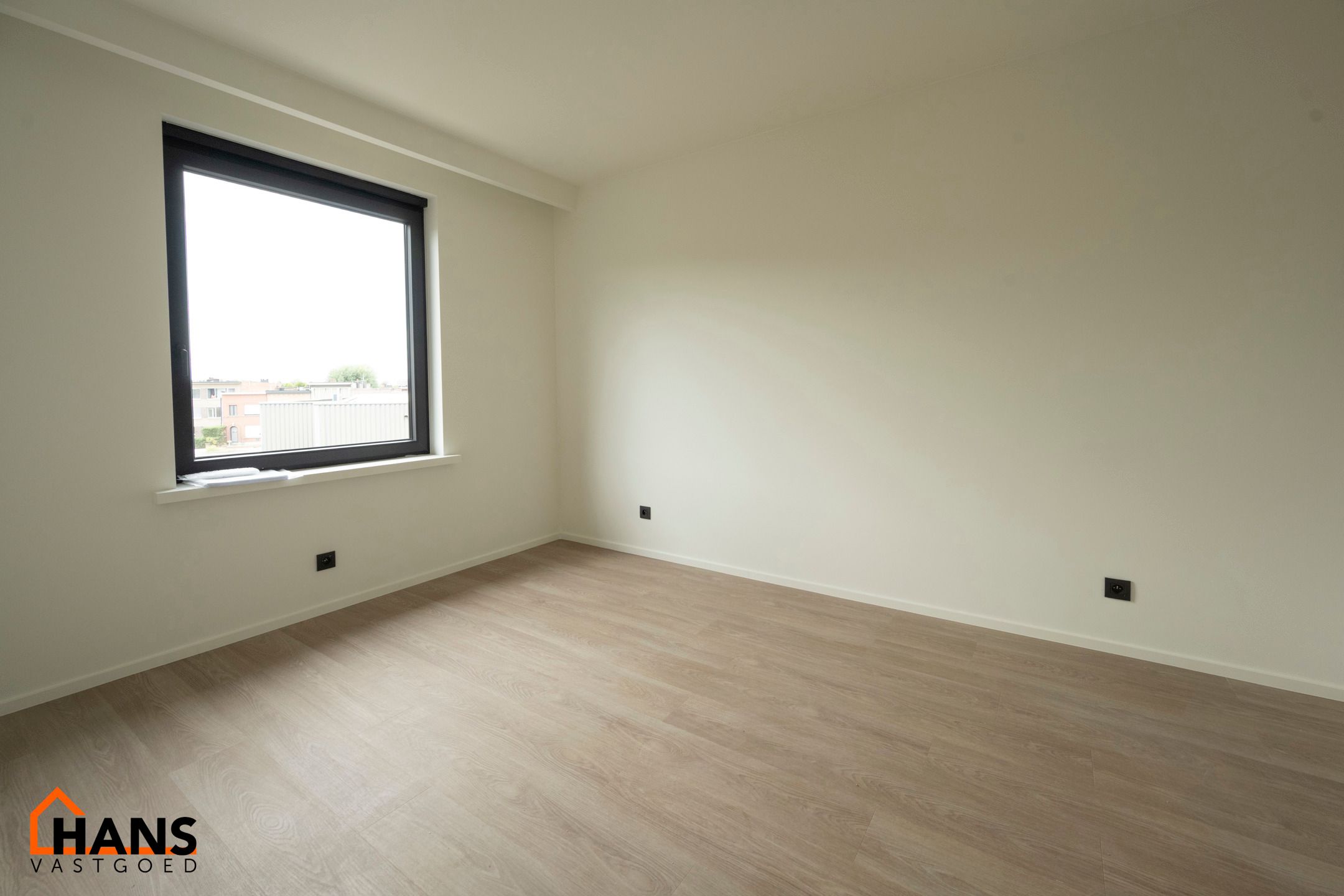 Ruim, gerenoveerd appartement met garagebox foto 10
