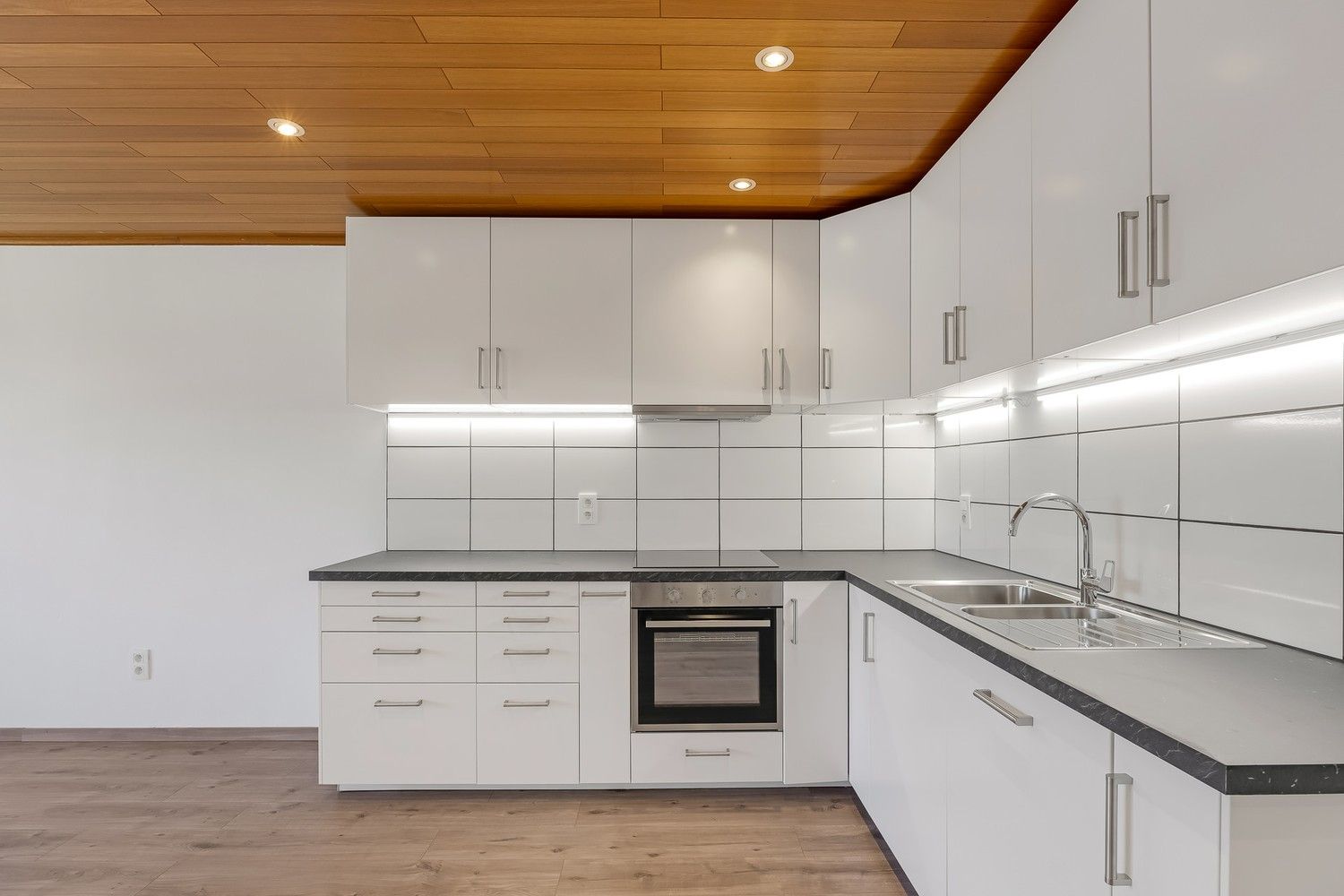Gerenoveerd appartement met 2 slpkrs en garage foto 6