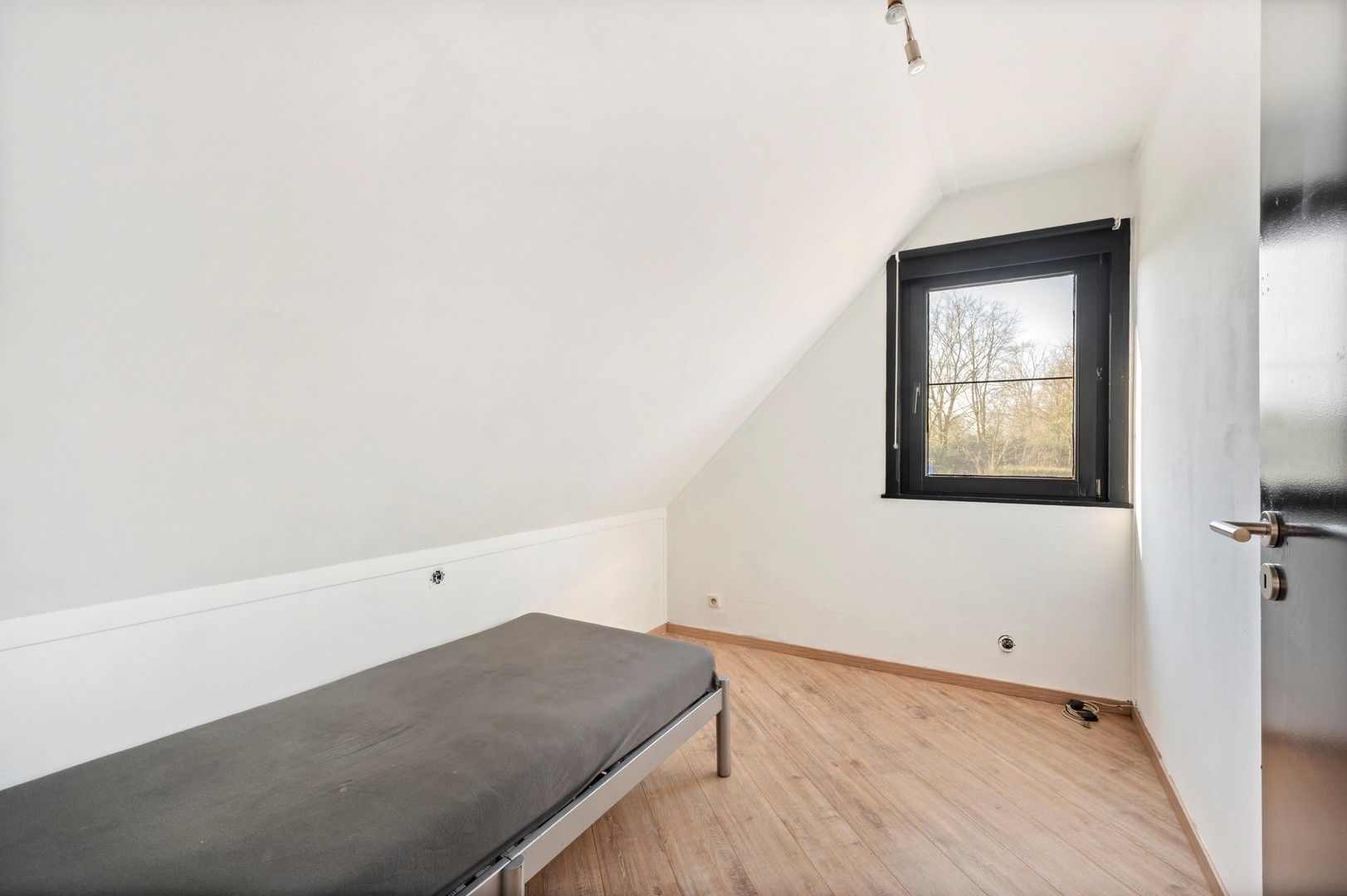 Lichtrijke alleenstaande woning met 3 slaapkamers en garage en gezellige tuin foto 15