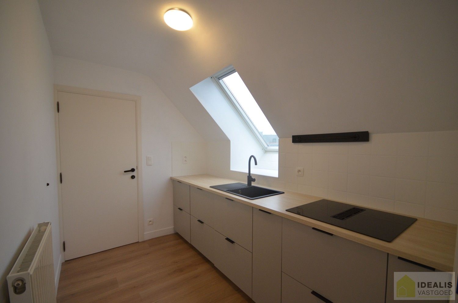 IDEALIS VASTGOED – KNAP GERENOVEERD DAKAPPARTEMENT MET 1 SLAAPKAMER, AANGENAME LEEFRUIMTE EN EXTRA BERGRUIMTE. Zeer geschikt voor kandidaten op zoek naar betaalbare woonruimte vlak bij de stadskern van Bree! foto 5