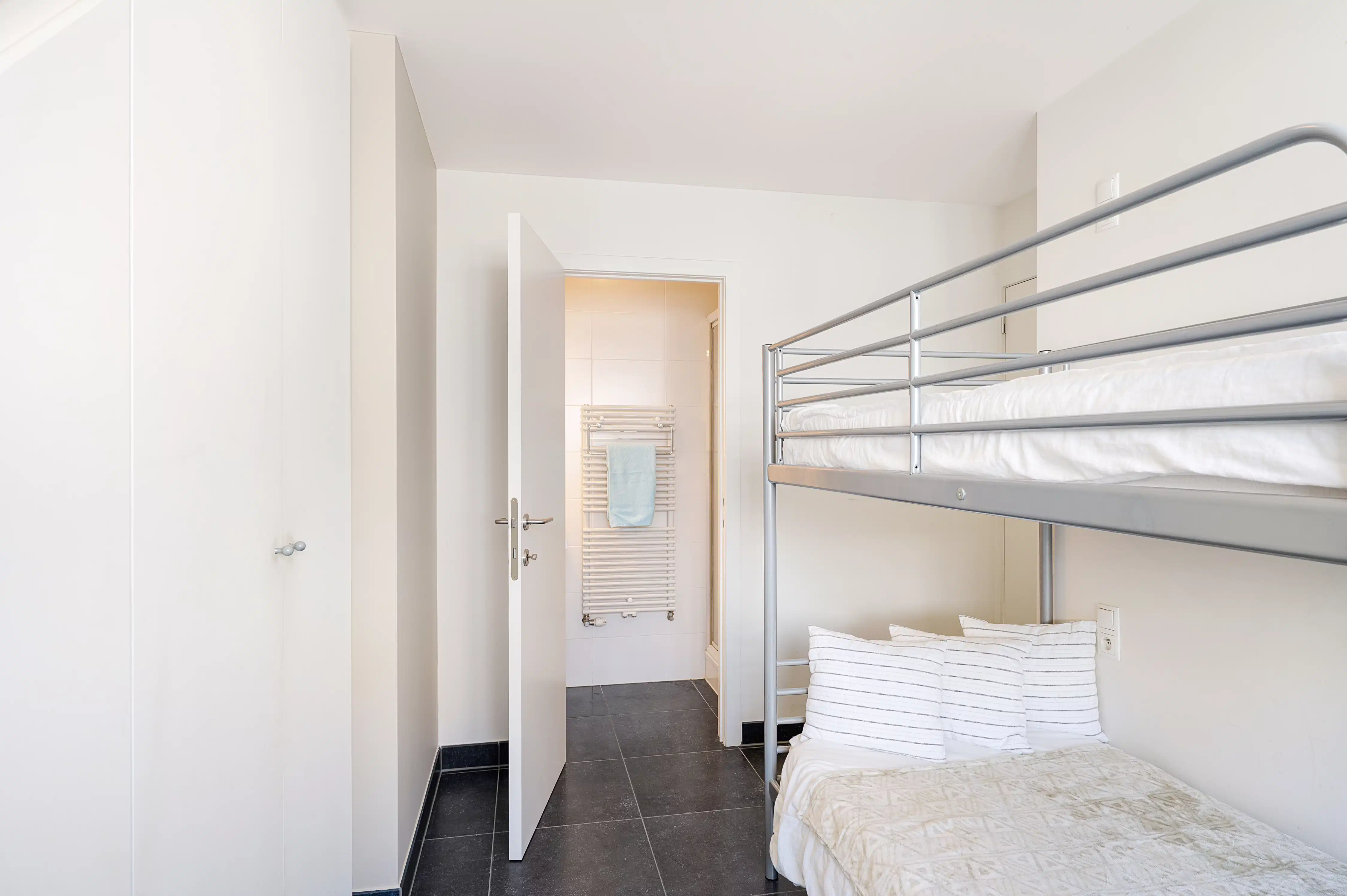 Ruim Duplex appartement op enkele passen van de Zeedijk te Duinbergen foto 24