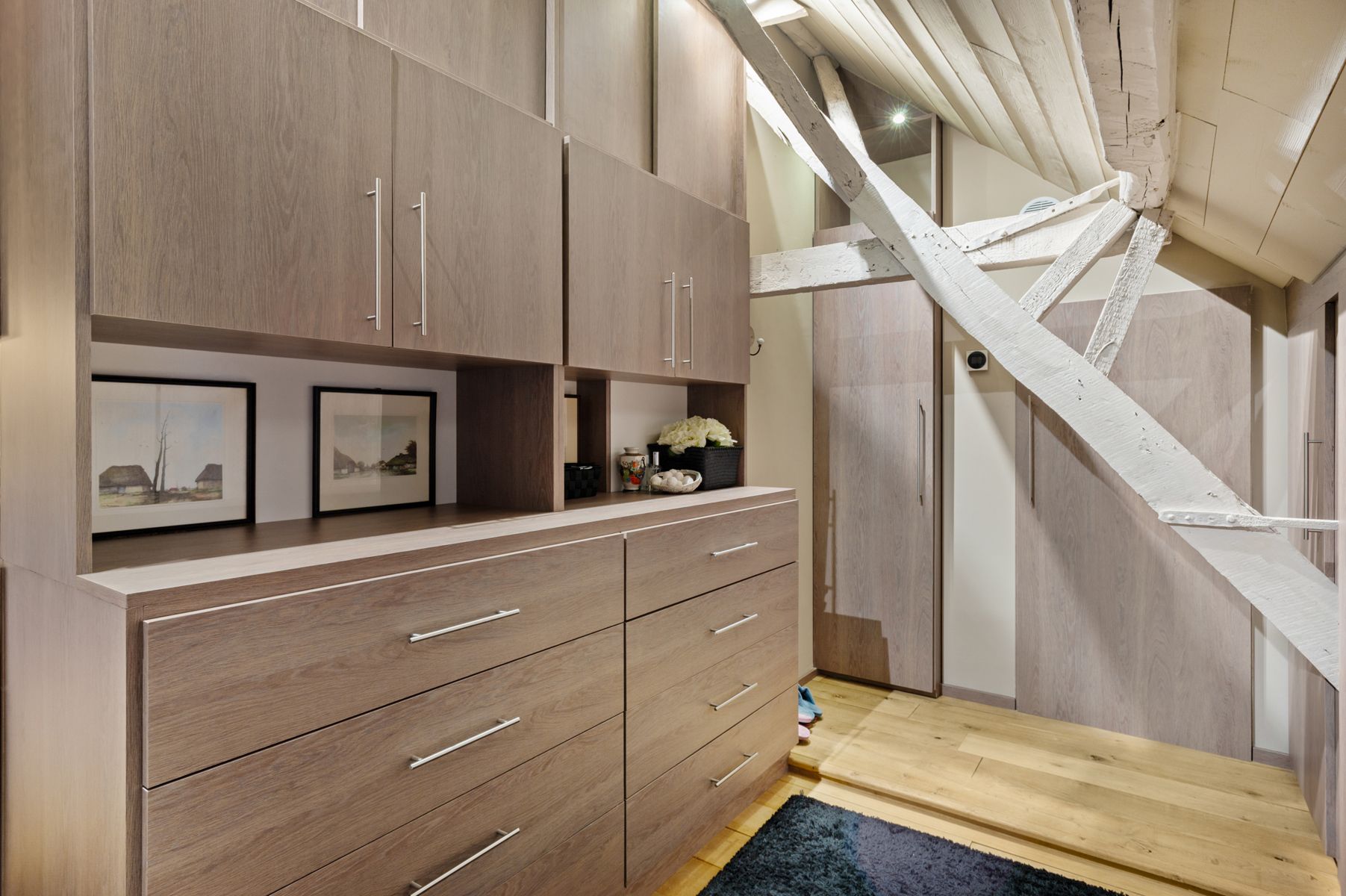 Gerenoveerde hoevewoning met praktijk en paardenstallen.  foto 25