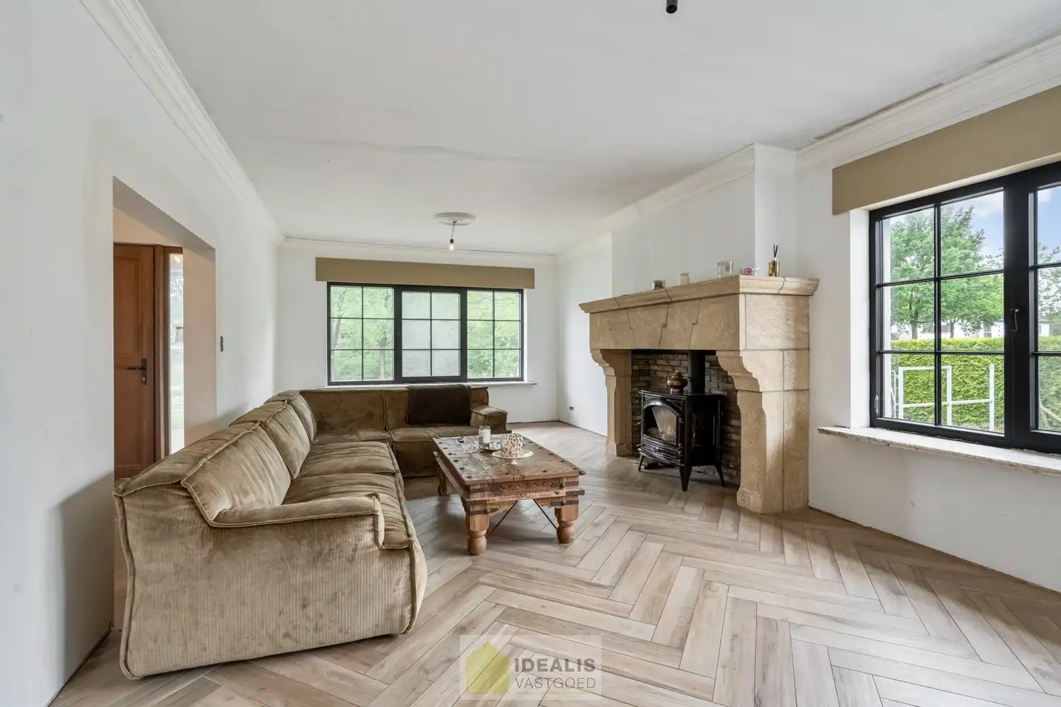 KNAPPE GROTENDEELS GERENOVEERDE EENGEZINSWONING MET EEN HEERLIJK LICHTRIJKE WOONKAMER MET OPEN KEUKEN, AANSLUITEND VERANDA MET ZICHT OP DE ZEER RUIME TUIN (+-2700M²!), 3 SLAAPKAMERS, RUIMTELIJKE BADKAMER VOORZIEN VAN BAD EN INLOOPDOUCHE EN DE WONING IS VOLLEDIG ONDERKELDERD! EEN HEERLIJK RUIME BUNGALOW DIE NOG VOLLEDIG NAAR EIGEN SMAAK AFGEWERKT KAN WORDEN! Een aangename woning met een bewoonbare oppervlakte van +- 205m² op een perceel van +- 26are98ca (2698m²) op een rustige locatie! Tevens is de woning centraal gelegen t.o.v. het centrum van Peer, Meeuwen (Oudsbergen) en Houthalen-Helchteren en kan men vlot gebruik maken van de Noord-Zuidverbinding (A24). foto 5