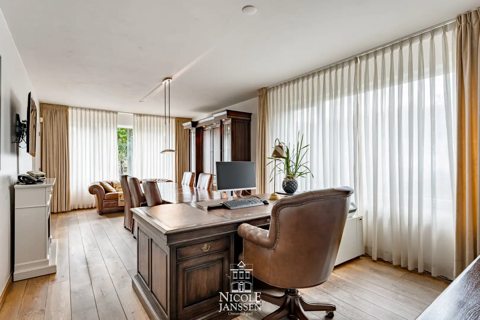 Riante woning met paardenstallen foto 10