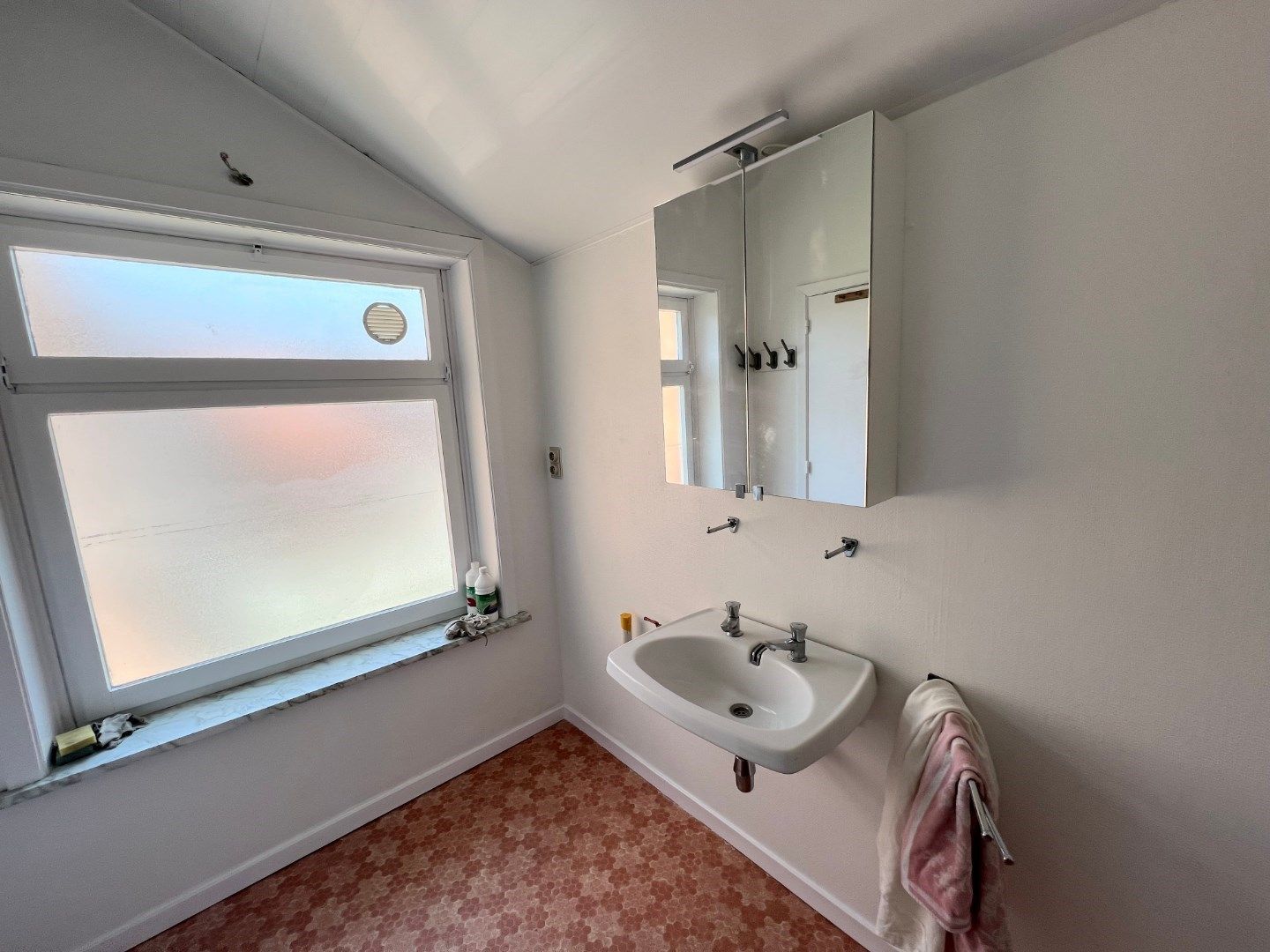 GEZELLIG APPARTEMENT MET 1 SLAAPKAMER NABIJ STATION IEPER foto 9