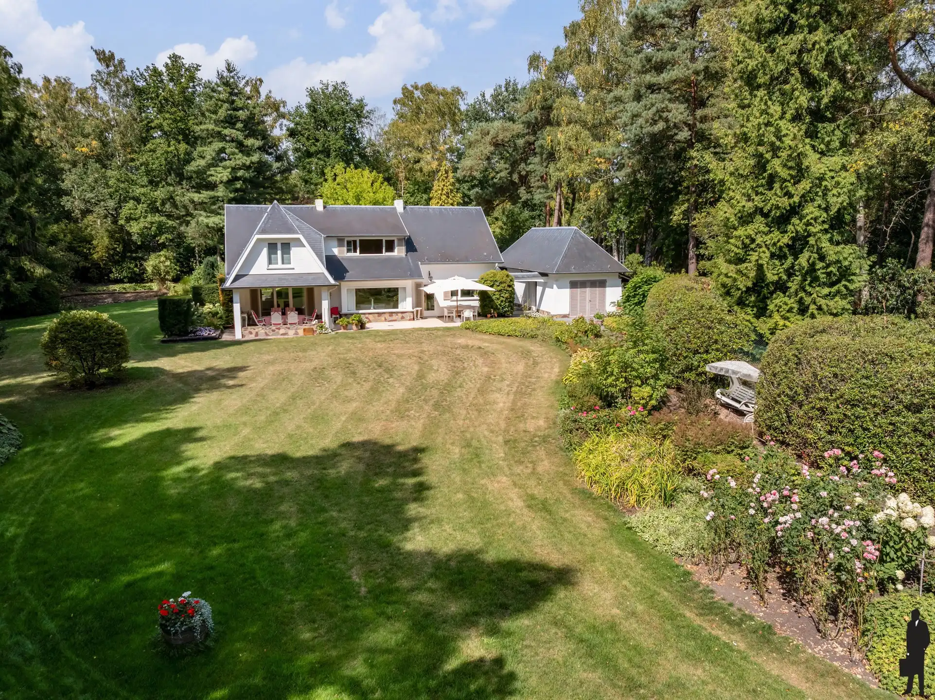 Hoofdfoto van de publicatie: Exclusief landhuis op groen privé domein