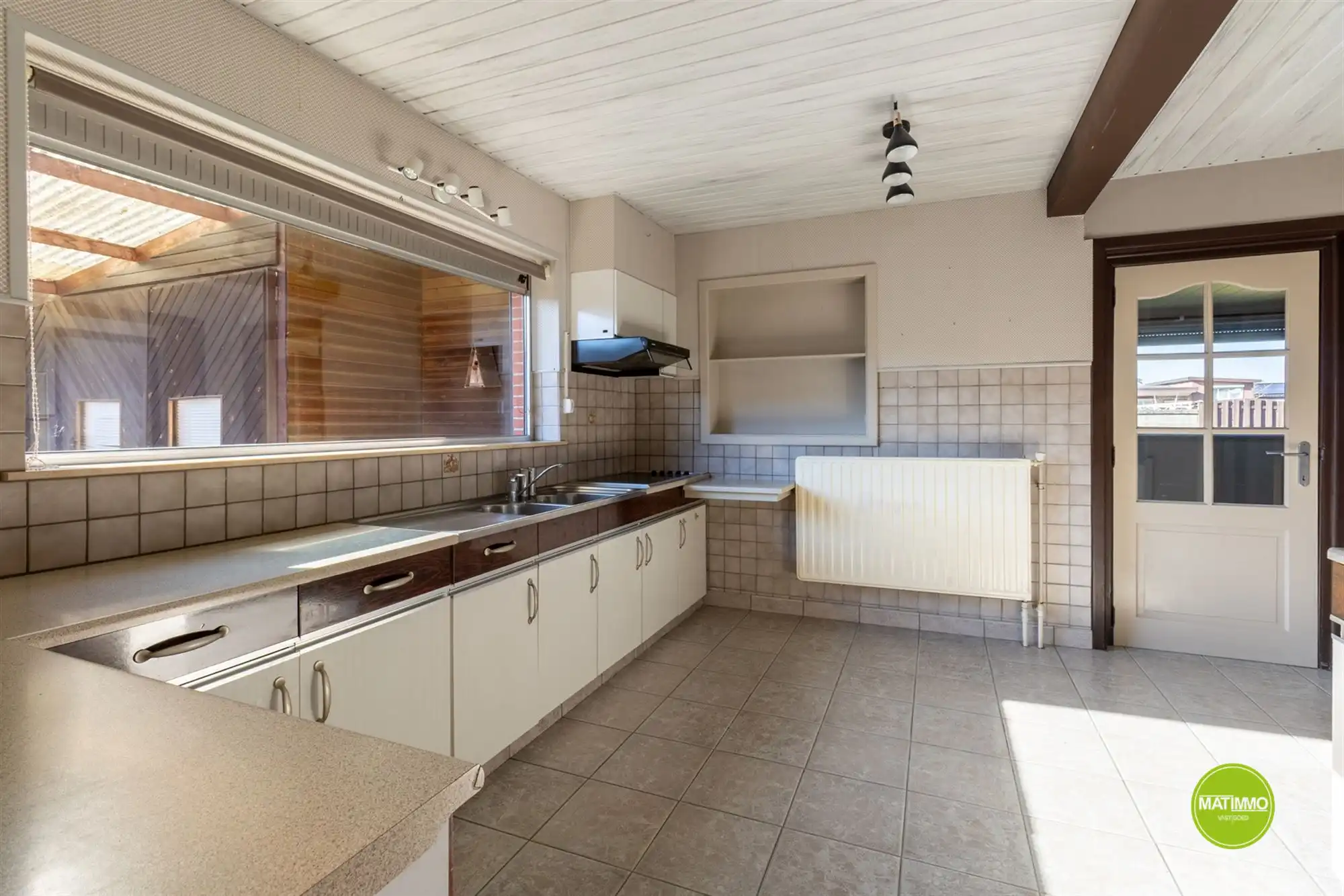 Ruime open bebouwing met 6 slaapkamers op 750 m2 grond foto 8