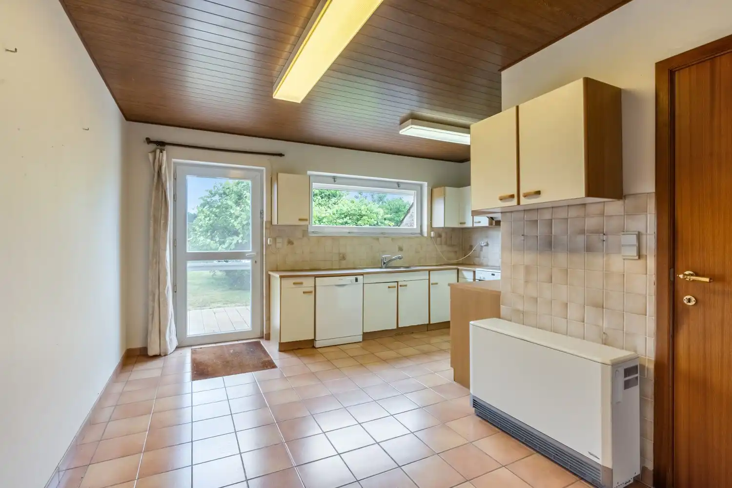 Te renoveren woning met vier slaapkamers, inpandige garage en noordwest georiënteerde tuin op een perceel van 6 are 78 ca te Begijnendijk ! foto 7