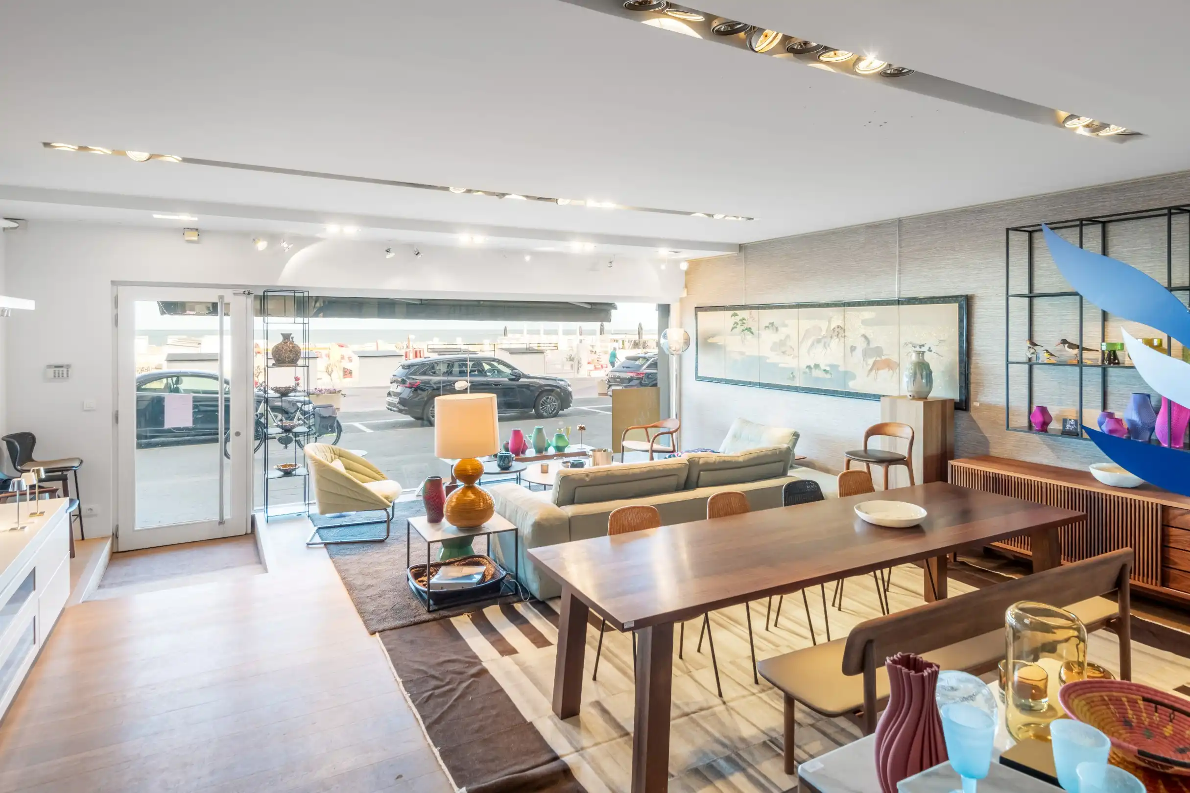 Ruim handelspand op de Zeedijk in het Zoute met circa 7m. etalage. foto 2