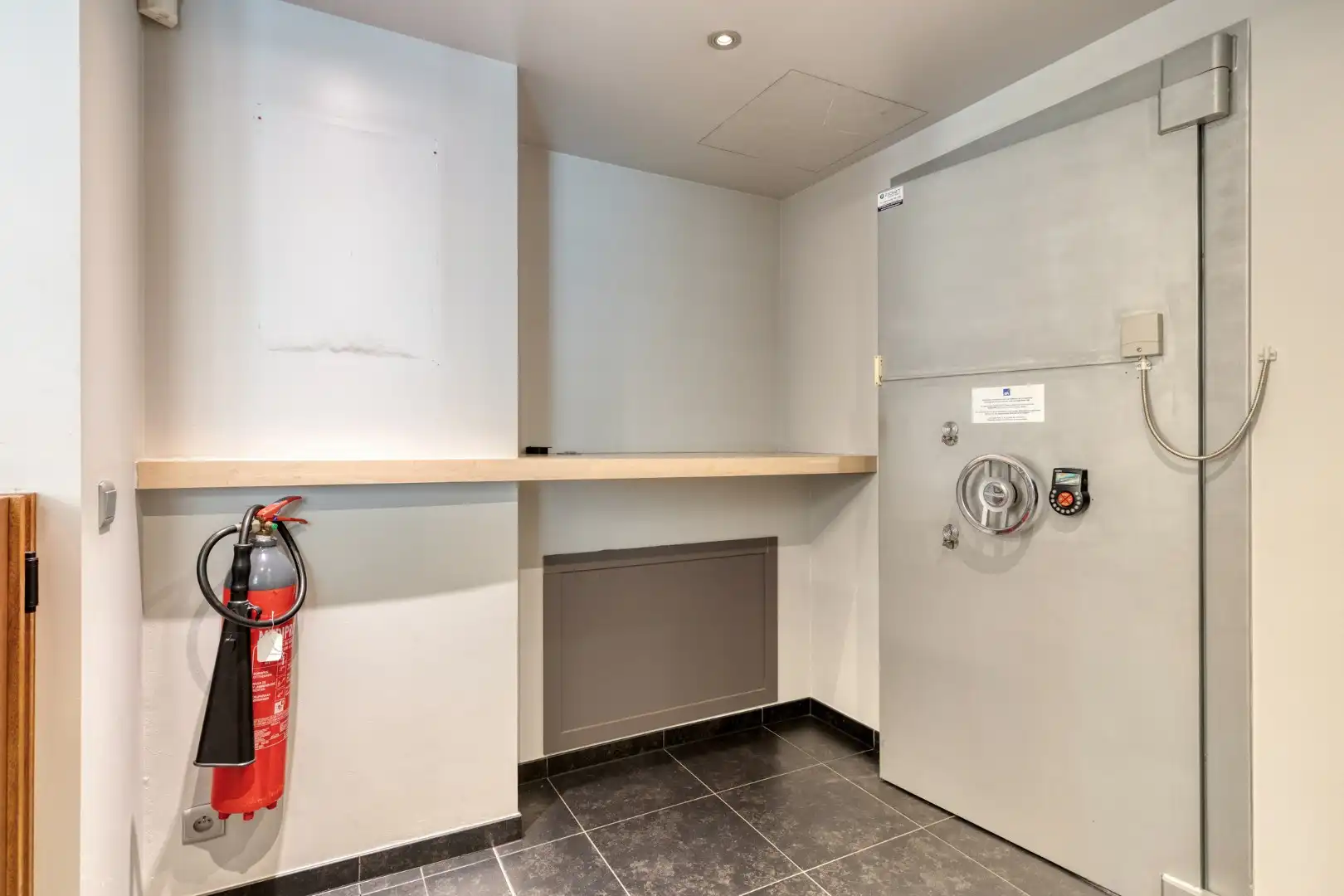 Instapklaar handelspand met ruime kelder en voldoende parking in het centrum van Geel ! foto 6