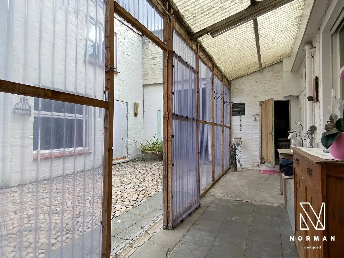 Halfopen woning met 3 slaapkamers, bijgebouw/atelier en grote voorkamer voor eventuele handelszaak foto 17