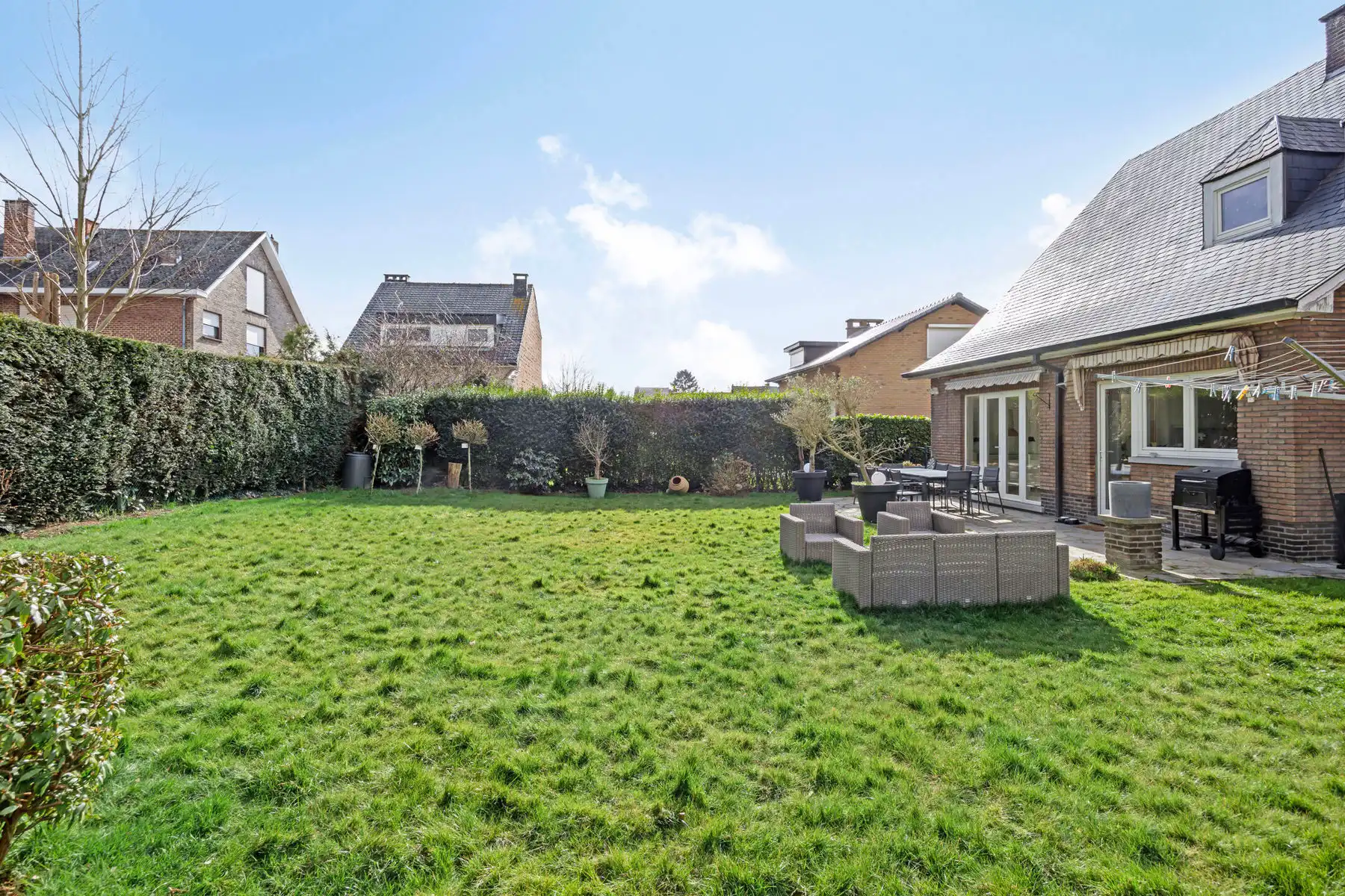 Ruime gerenoveerde vrijstaande woning nabij centrum Halle foto 19