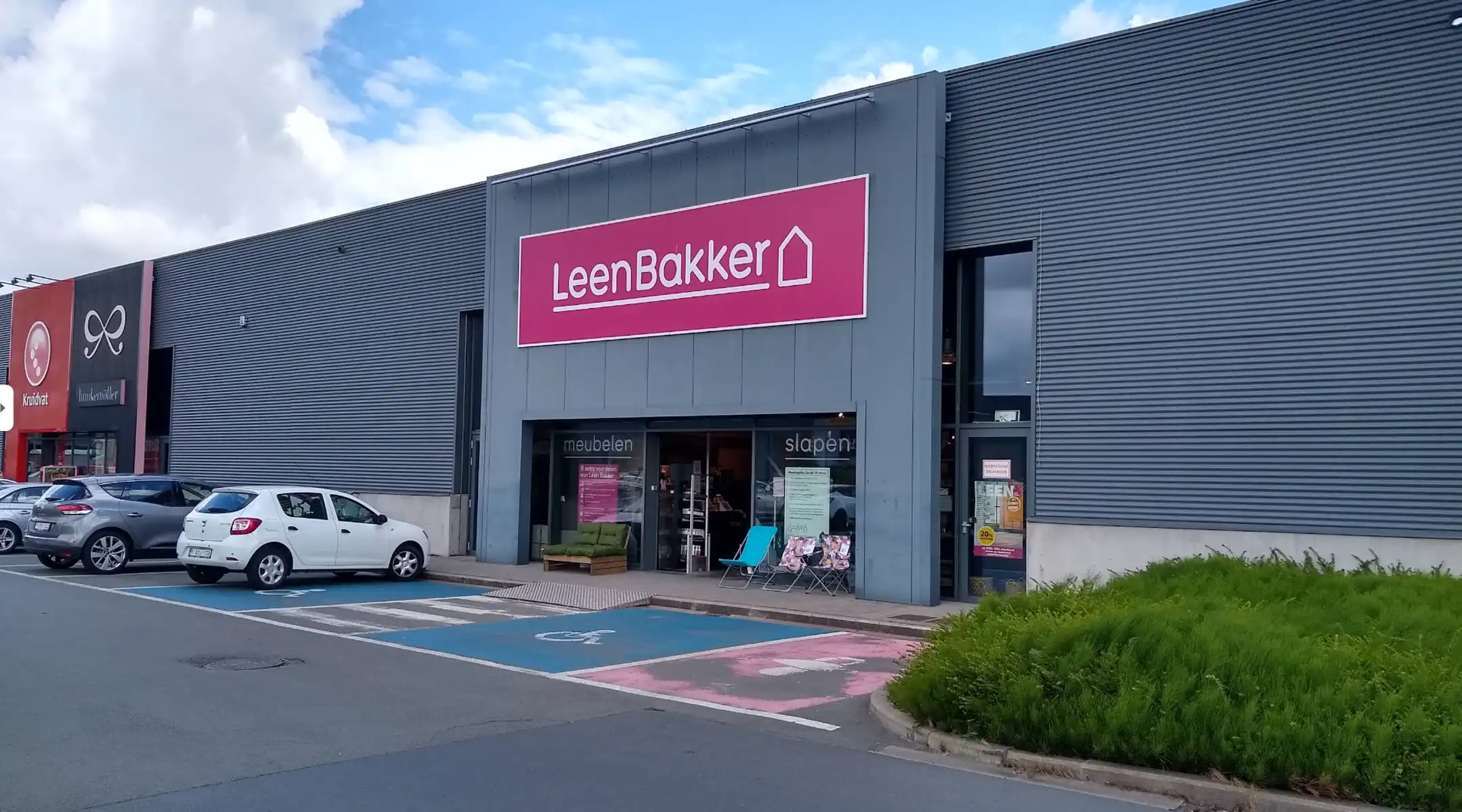 Baanwinkel +- 1.081 m² Te Huur | Zichtlocatie Roeselare foto {{pictureIndex}}