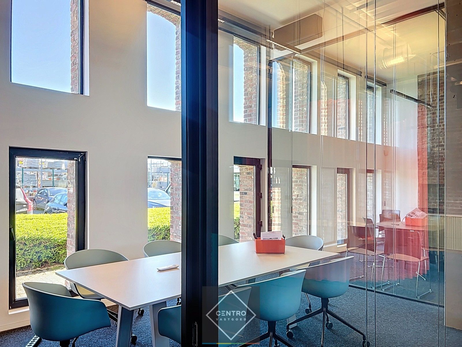 Instapklare KANTOORRUIMTE (357,50 m²) - ALL-IN formule (huur, verbruik, randaccomodatie,...) te Kortrijk ! foto 4