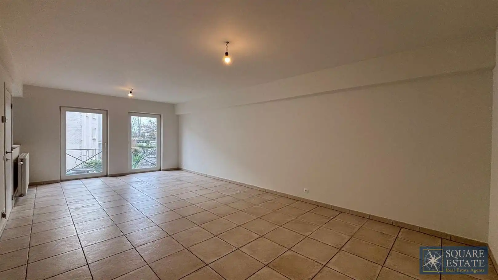 Prachtig appartement met twee slaapkamers, tuin, terras en dubbele garage  foto {{pictureIndex}}