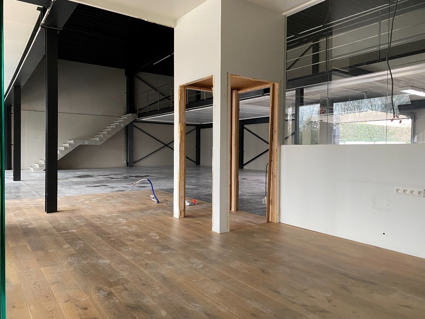 Baanwinkel / showroom op commerciële ligging met grote visibiliteit foto 4