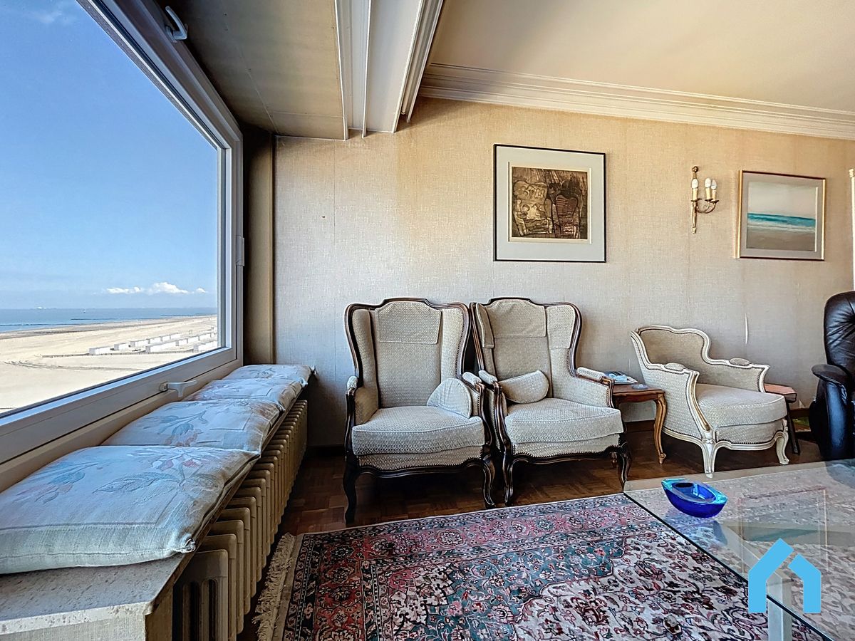 Magnifiek zeezicht en veel potentieel: maak van dit appartement uw parel! foto 2
