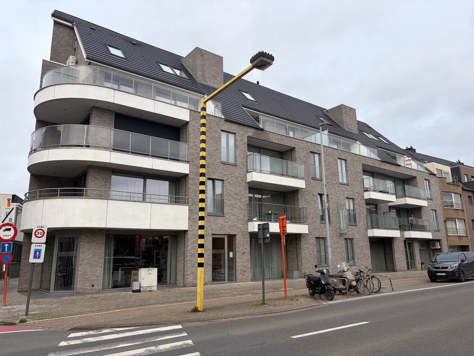 Assistentiewoning met zicht op de Leie nabij centrum Deinze foto {{pictureIndex}}