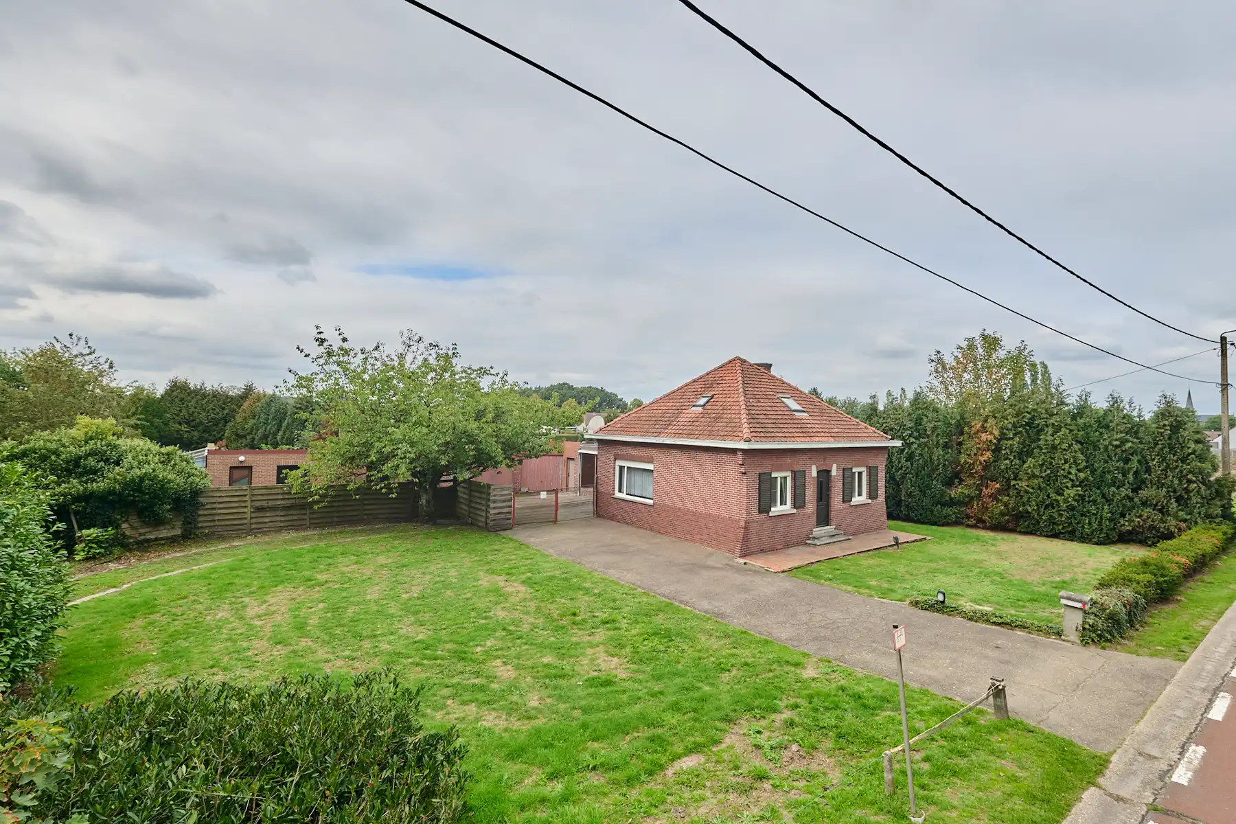 Hoofdfoto van de publicatie: Woning met potentieel op een ruim perceel van 23a