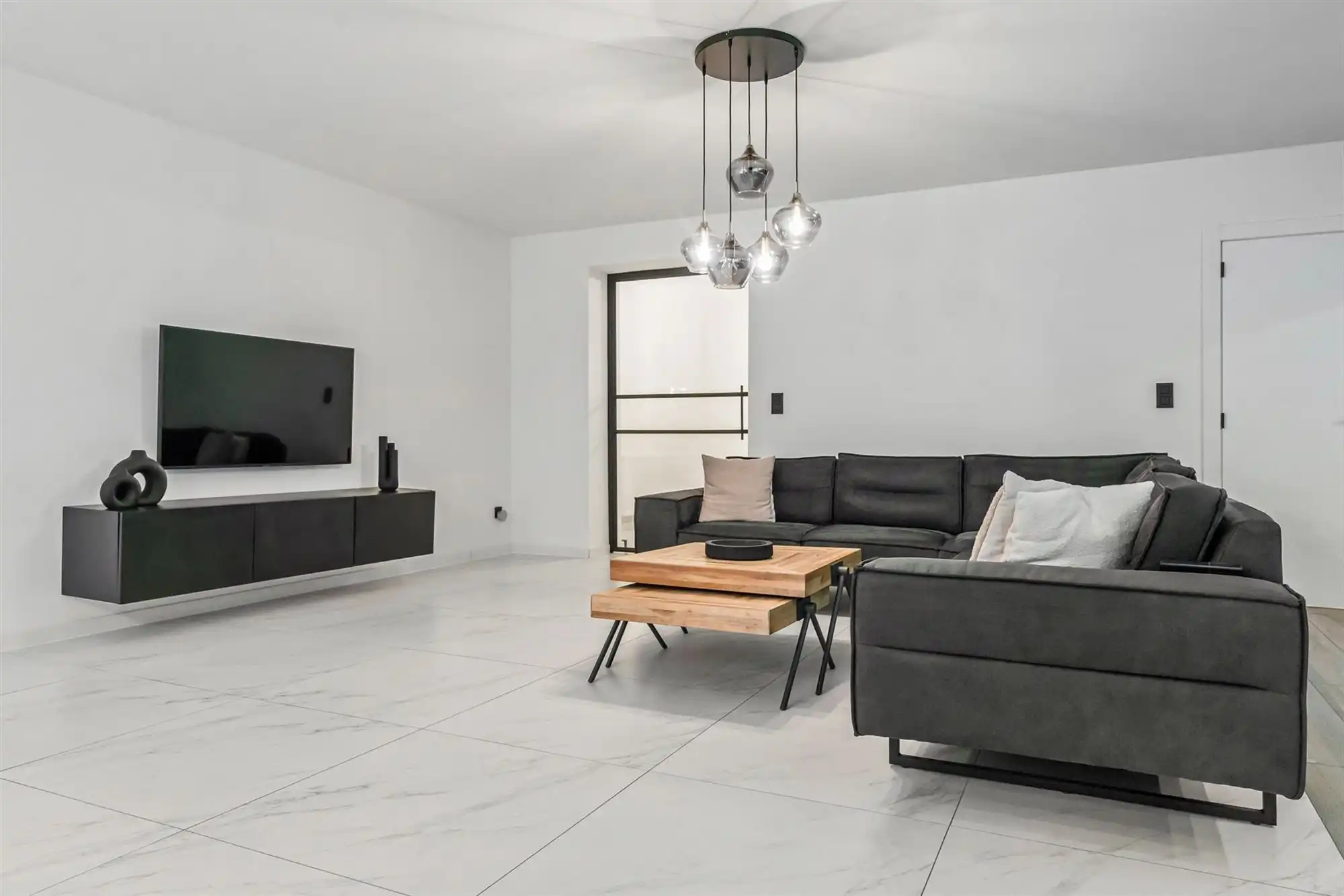 UITERST KNAP GERENOVEERDE WONING MET 3-4 SLAAPKAMERS OP EEN PERCEEL VAN 12A48CA TE BEVERLO foto 4