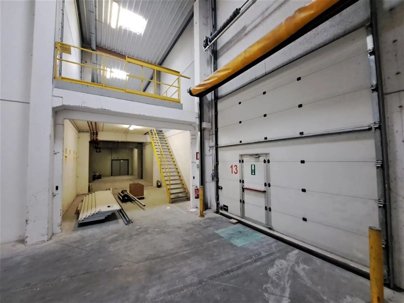 Industrieel gebouw met laadkades en privatief buitenterrein foto 11