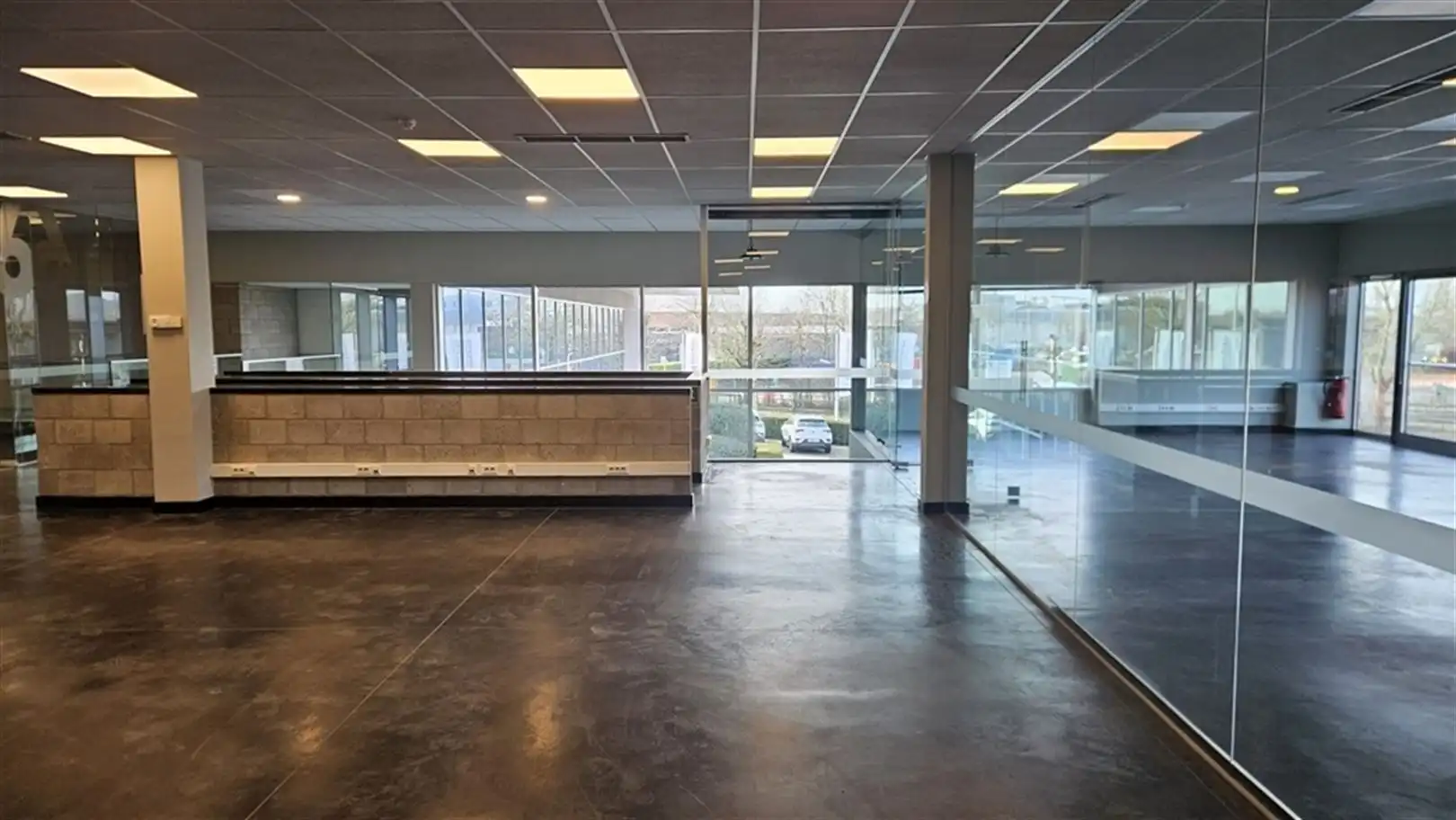 Industrieel gebouw met laadkades en privatief buitenterrein foto 11