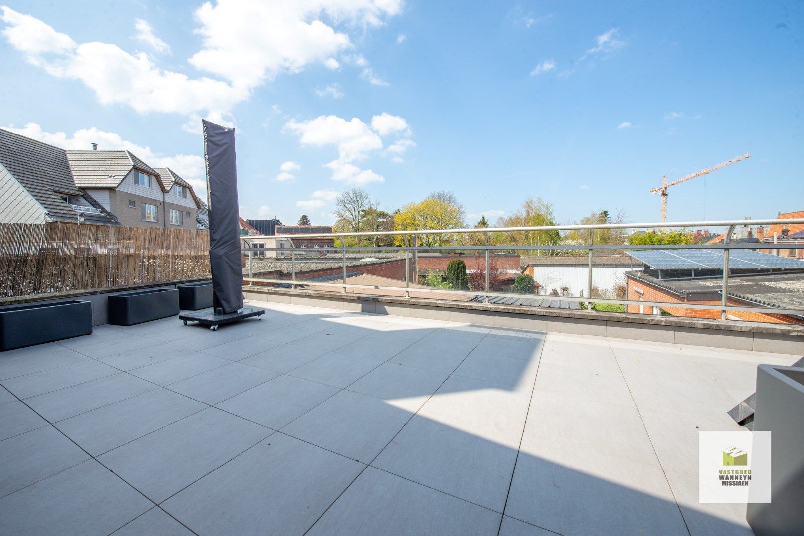 Ruime gezinswoning met tuin, 3 slaapkamers en een grote garage  foto 2