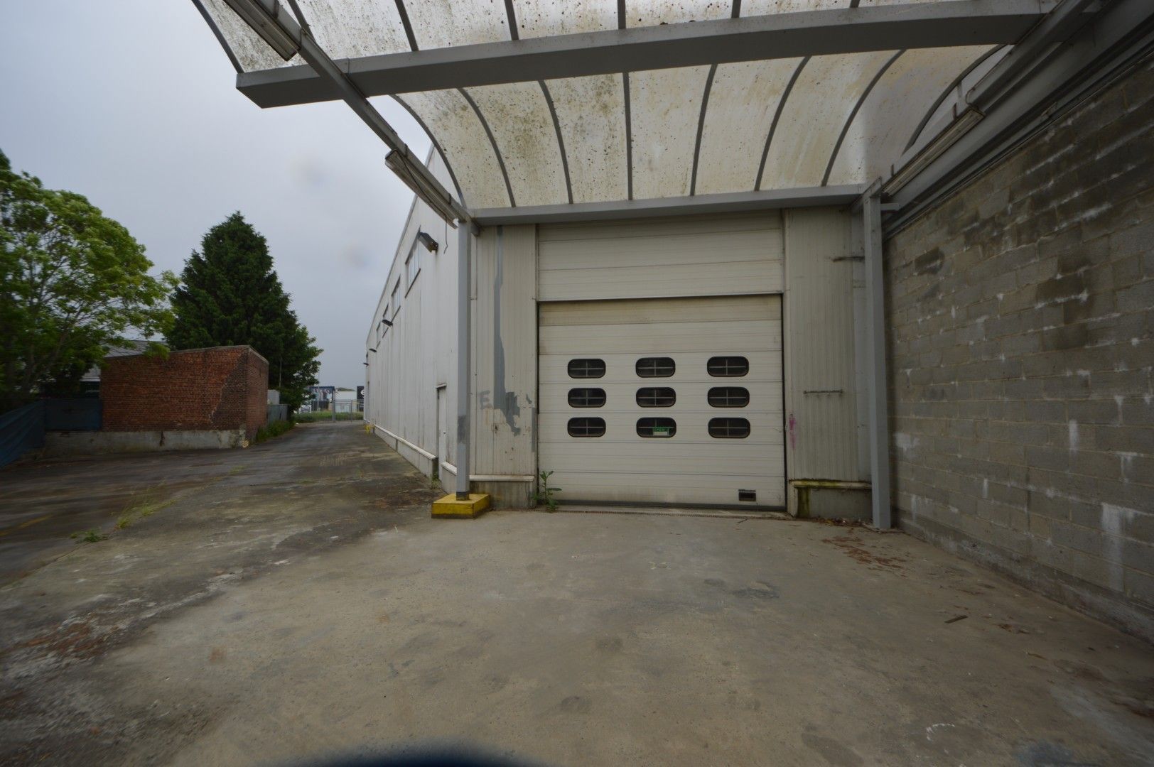 COMMERCIEEL GEBOUW BAANLOCATIE MET PARKING NABIJ MCDONALDS foto 31