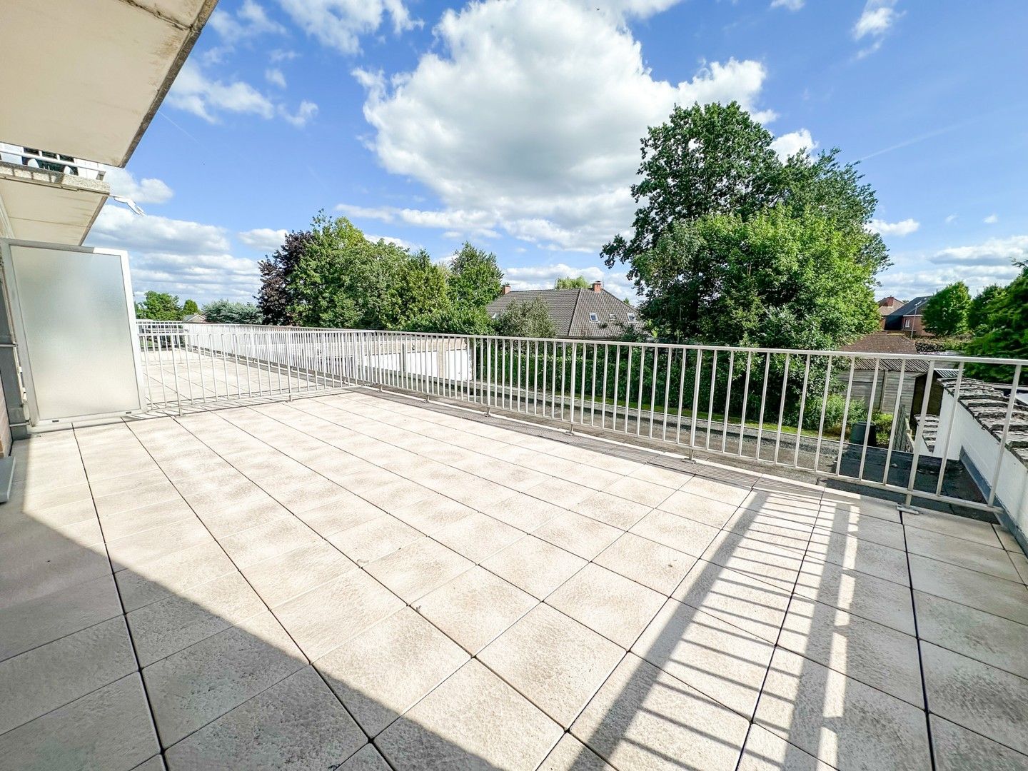 ruim en lichtrijk 2-slaapkamerappartement met ruim terras foto 2